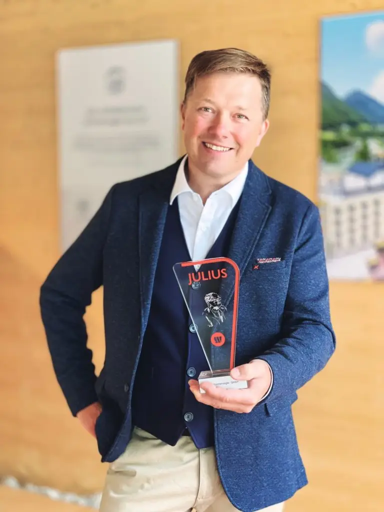 Julius Award 2021 2 Franz mit Julius Award