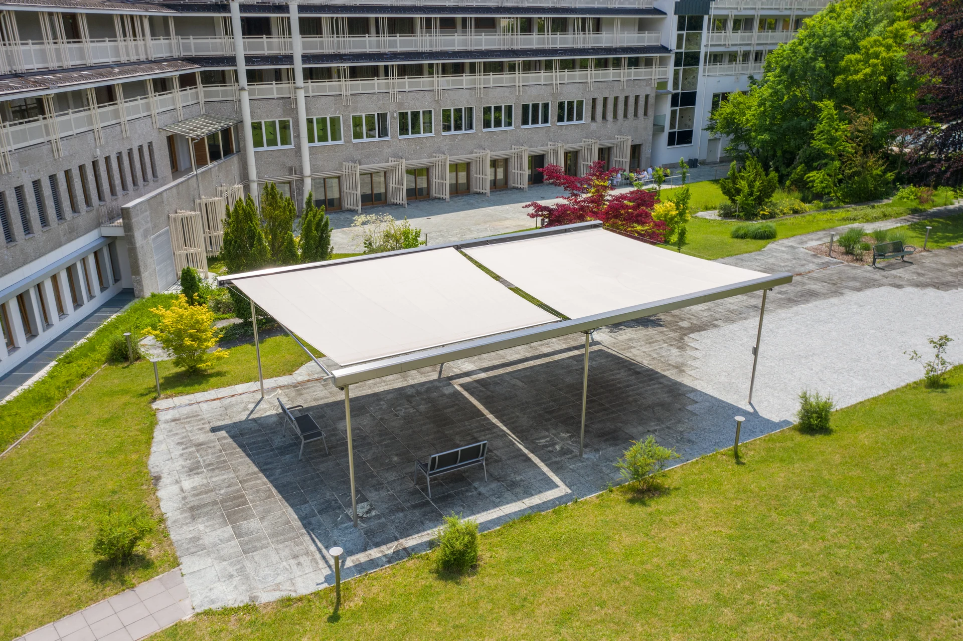 elektrisch aufrollbares Sonnensegel als großflächige Terrassenbeschattung