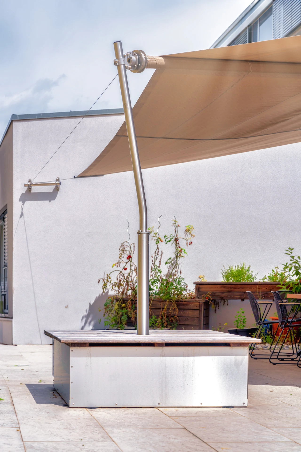 Der Gewichtssteher ergänzt den Sonnenschutz der Firmenterrasse