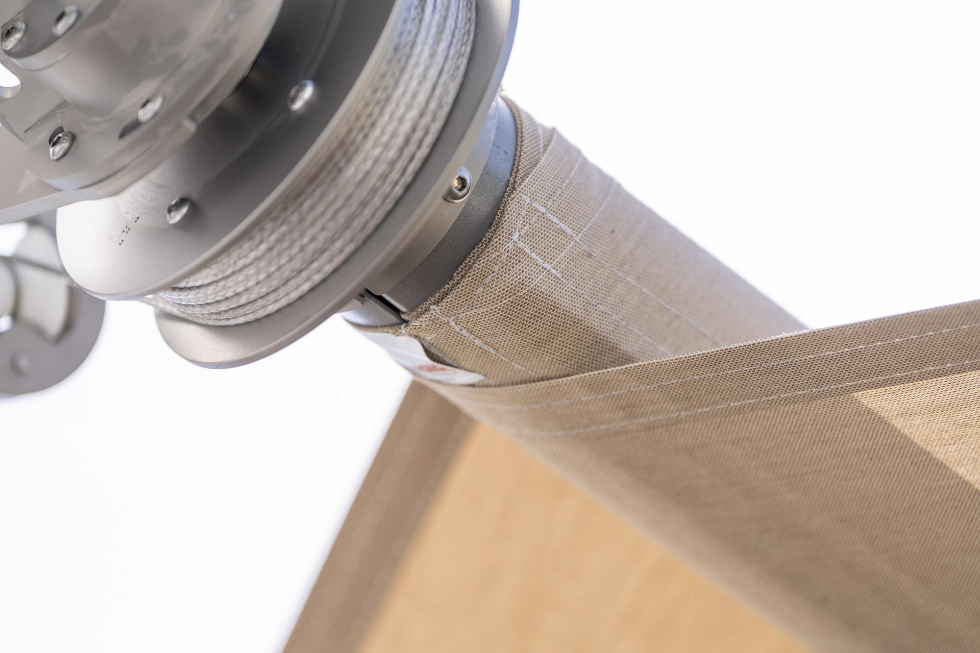 Nahaufnahme einer Tuchwelle von LET Sonnensegel