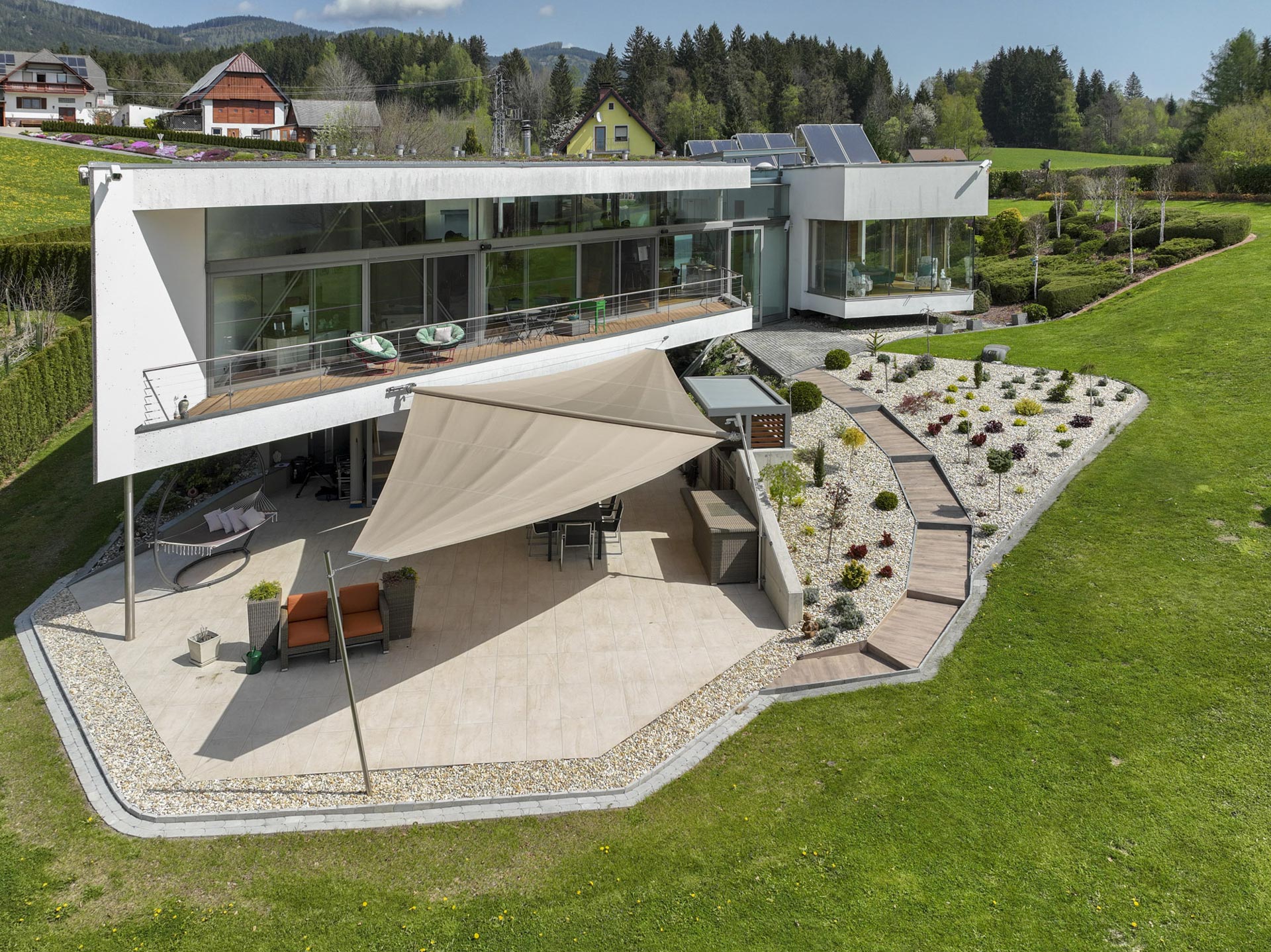 Das augefahrene beige Doppel Dreieck Sonnensegel seitlich