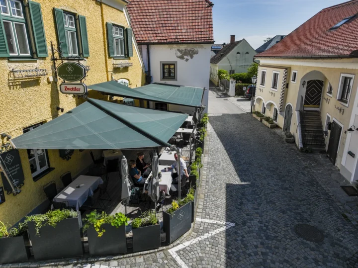 Aufrollbare Sonnensegel von LET über dem Gastgarten der Wachauerstube