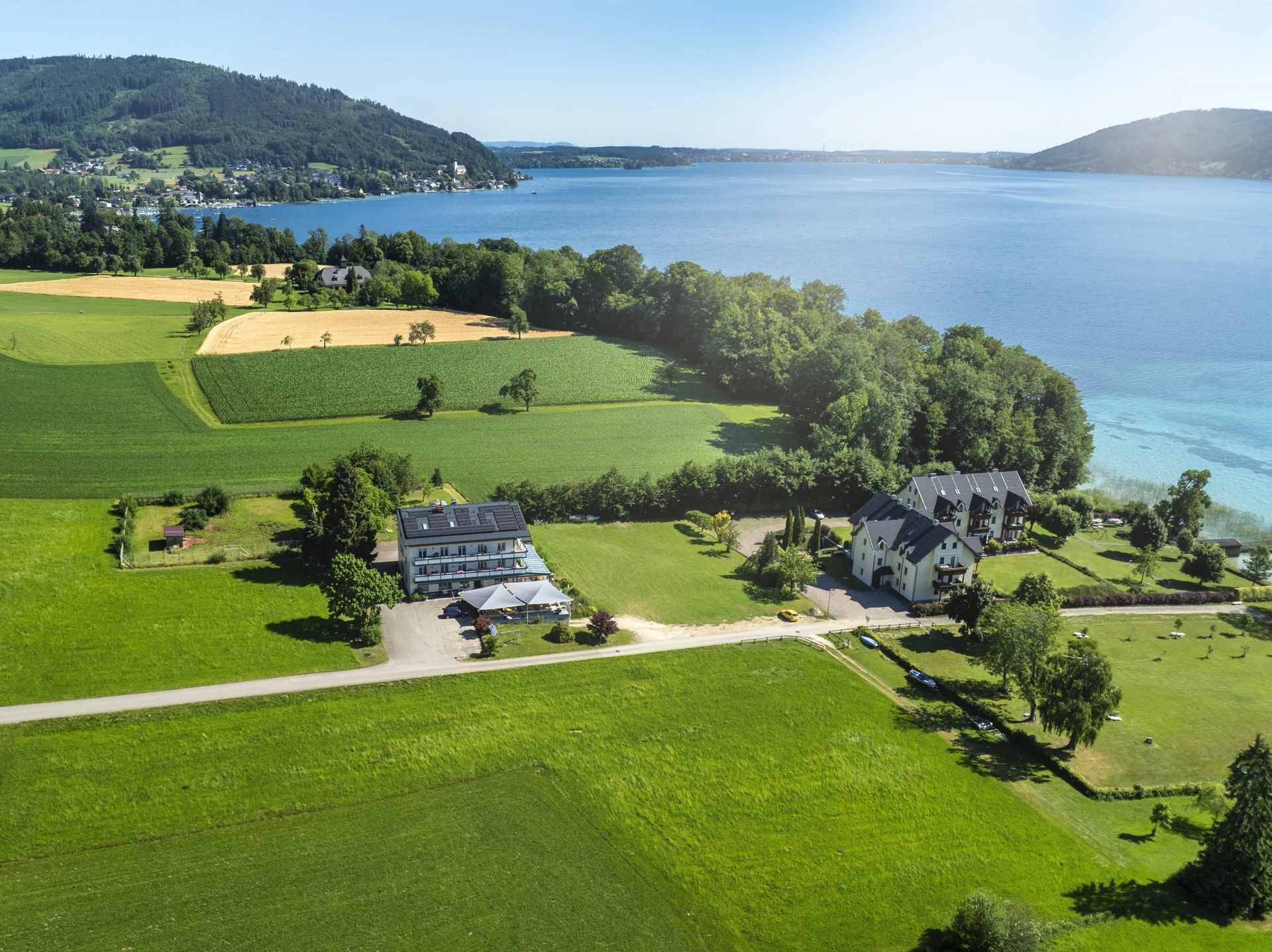 Drohnenaufnahme vom Seegasthof Anneliese und einem Teil des Attersees