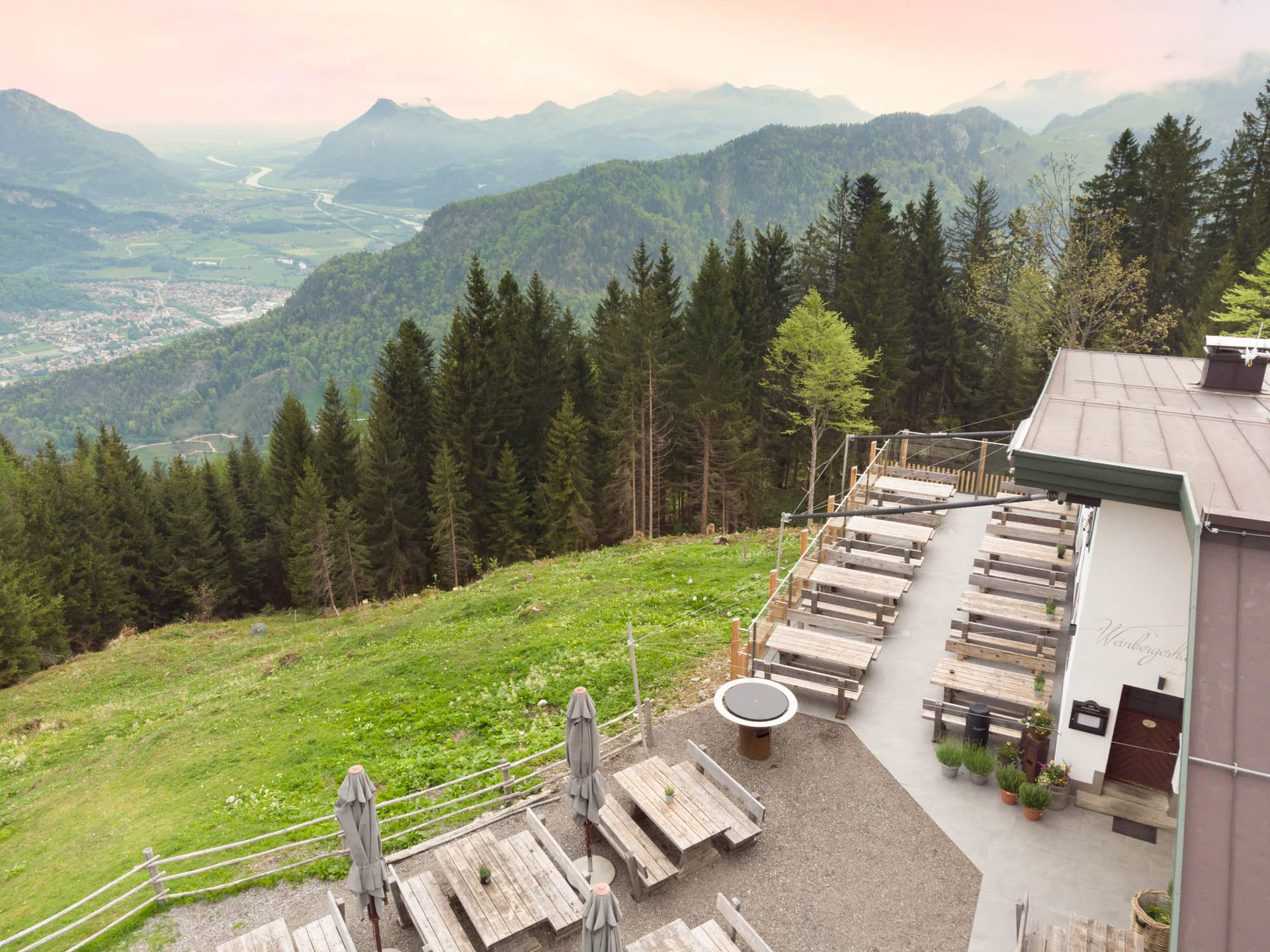 Hier sind die Sonnensegel des Weinbergerhauses eingefahren und man sieht den ganzen Gastgarten