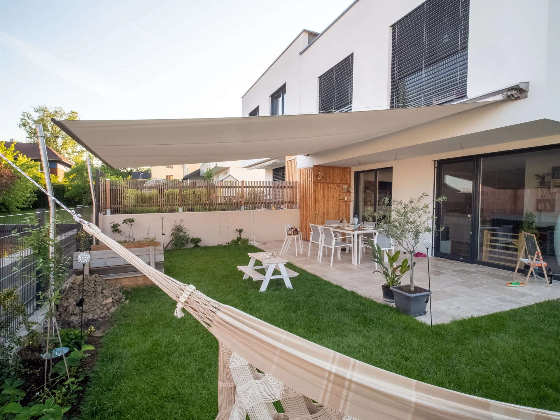 Terrassenüberdachung nach Maß über Sitzbereich im Außenbereich