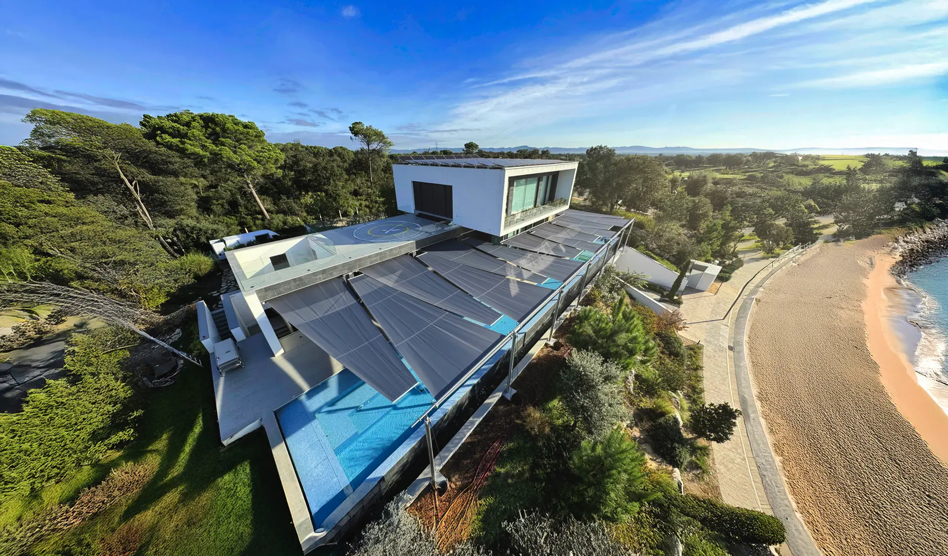 Moderne sonnensegel villa am sand strand