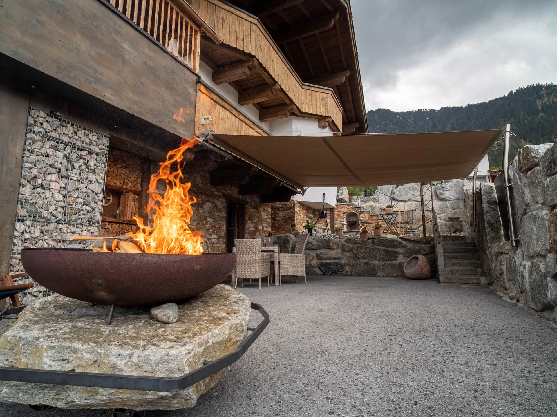 Custom-made trapezoidal sun sails as an elegant form of sun protection over the terrace