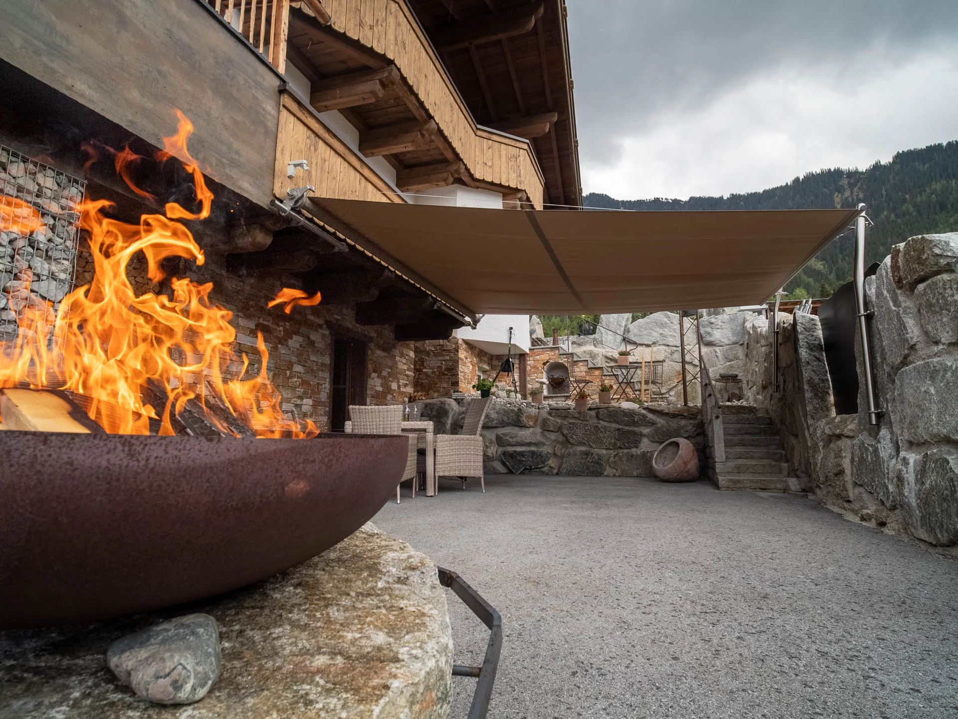 Sonnensegel Trapez nach Maß über Outdoor Lounge mit Bergpanorama