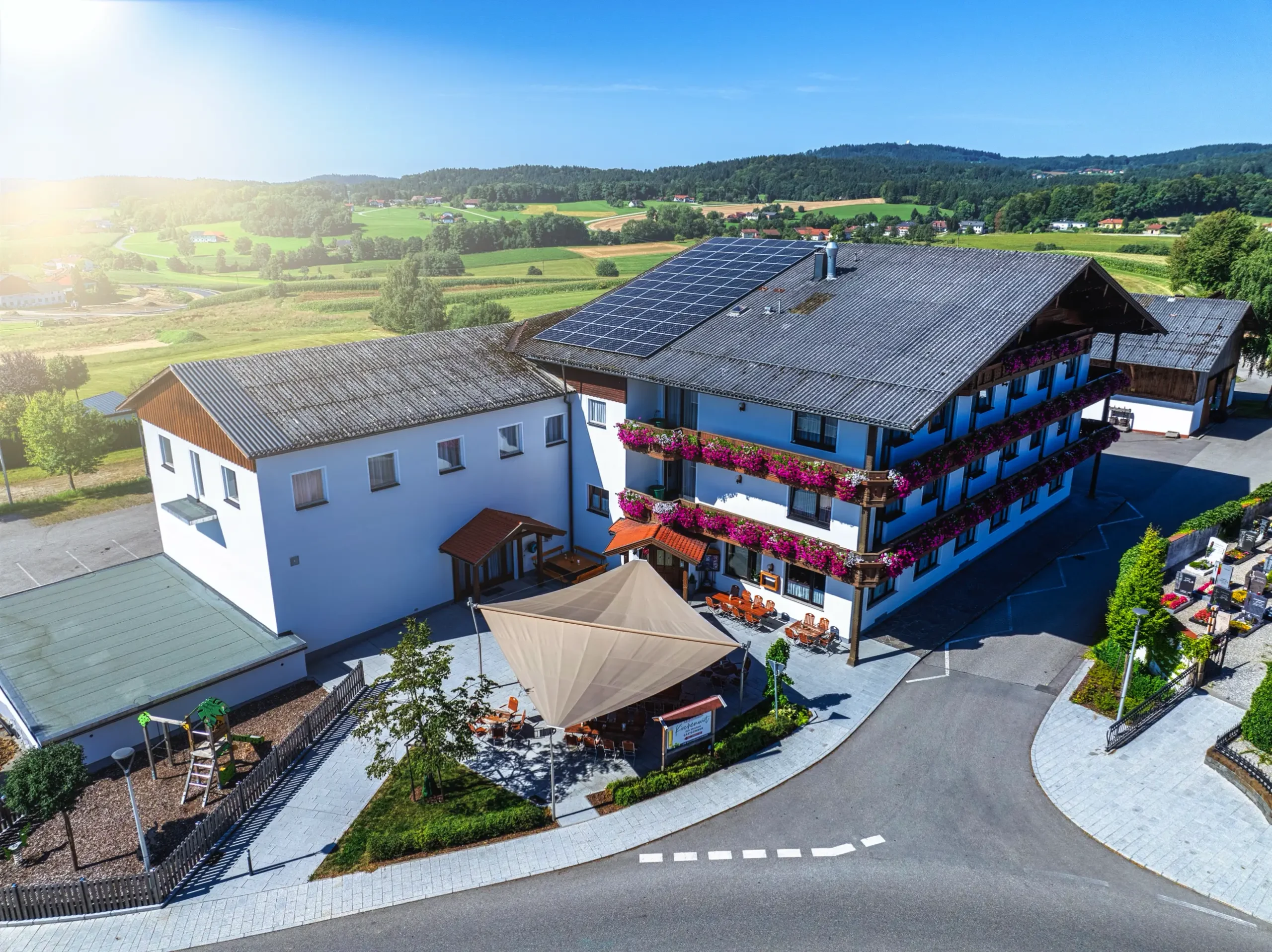 Das Sonnensegel am Gemeindeplatz St. Aegidi als elegantes Gestaltungselement, das den Platz auch optisch aufwertet.