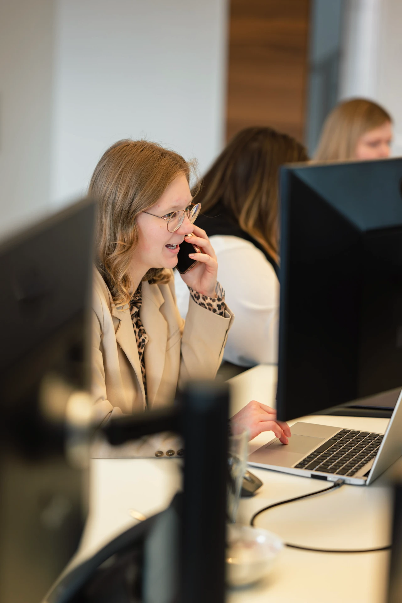 LET Mitarbeiterin beim Beraten über ein elektrisch rollbares Sonnensegel