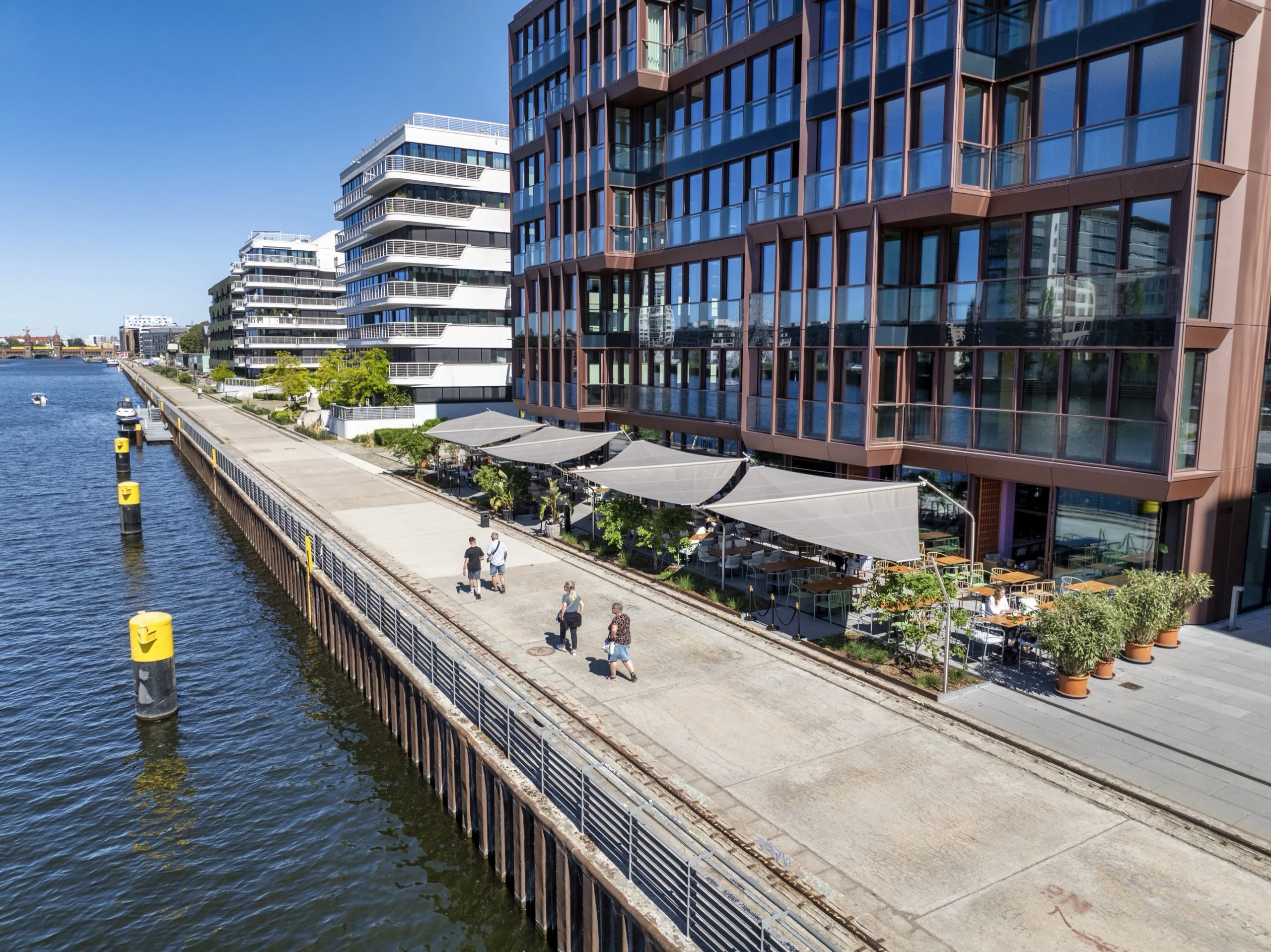 Luftaufnahme der Sonnensegel-Terrasse des Of Eden an der Berliner Spree