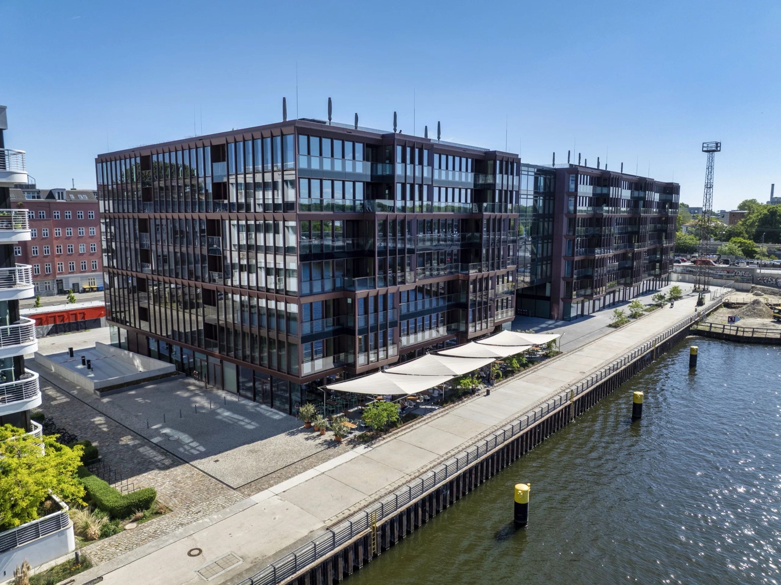 Drohnenaufnahme des Of Eden Berlin mit Sonnensegeln entlang der Spree