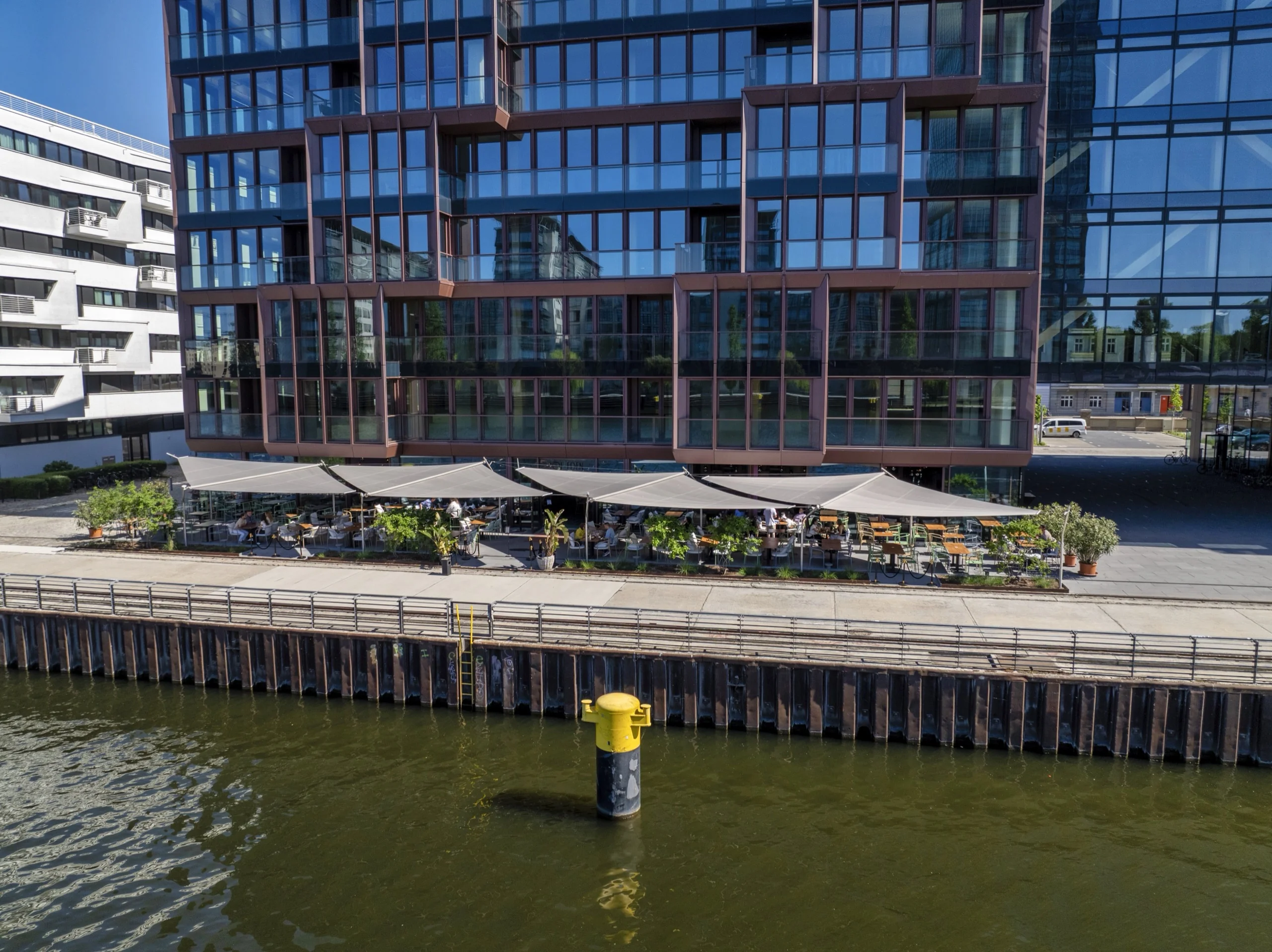 Aufrollbares Sonnensegel über der Spree-Terrasse des Of Eden in Berlin, Drohnenaufnahme von vorne