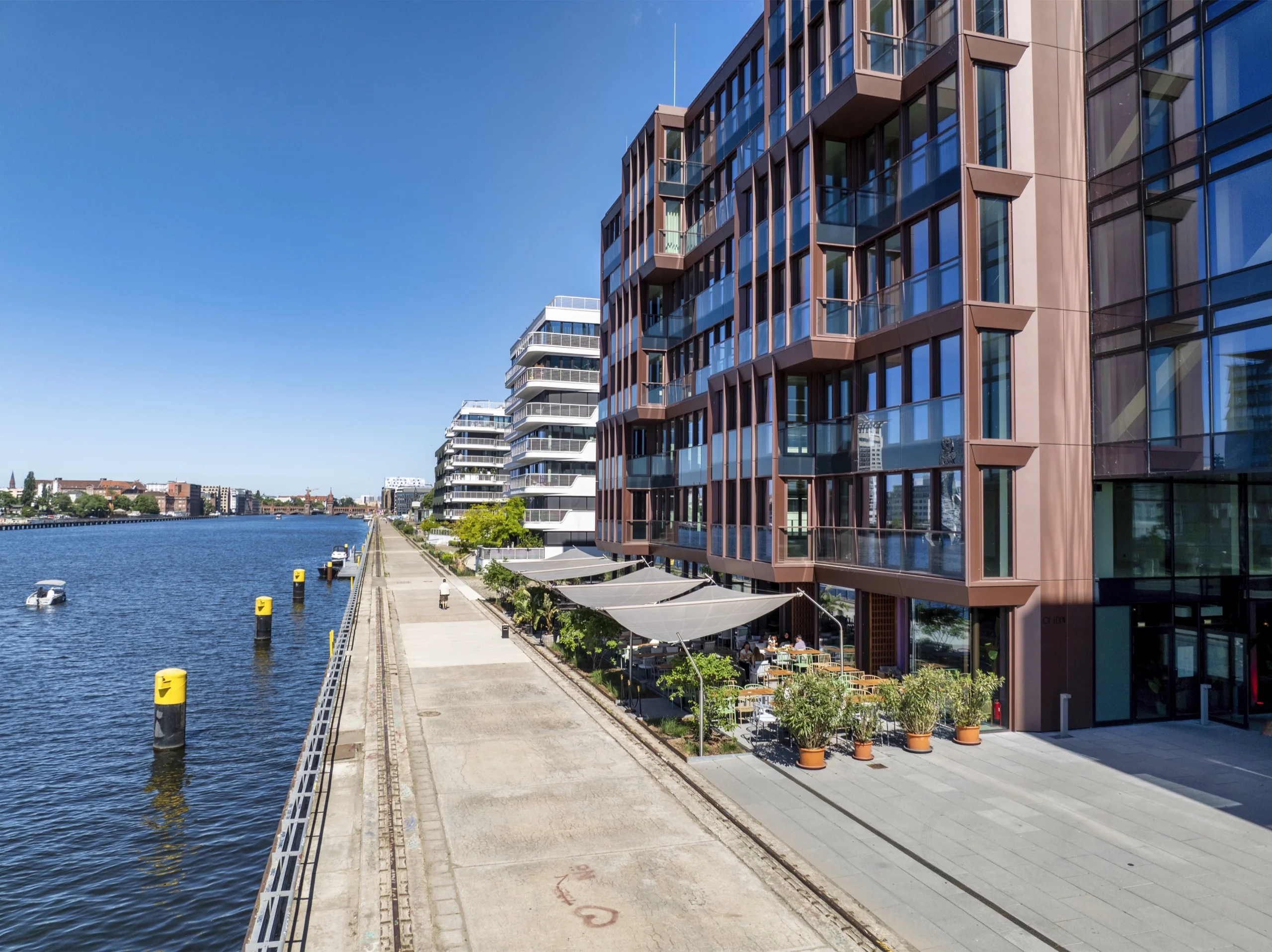 Sonnensegel-Terrasse des Of Eden mit Blick zur Oberbaumbrücke in Berlin