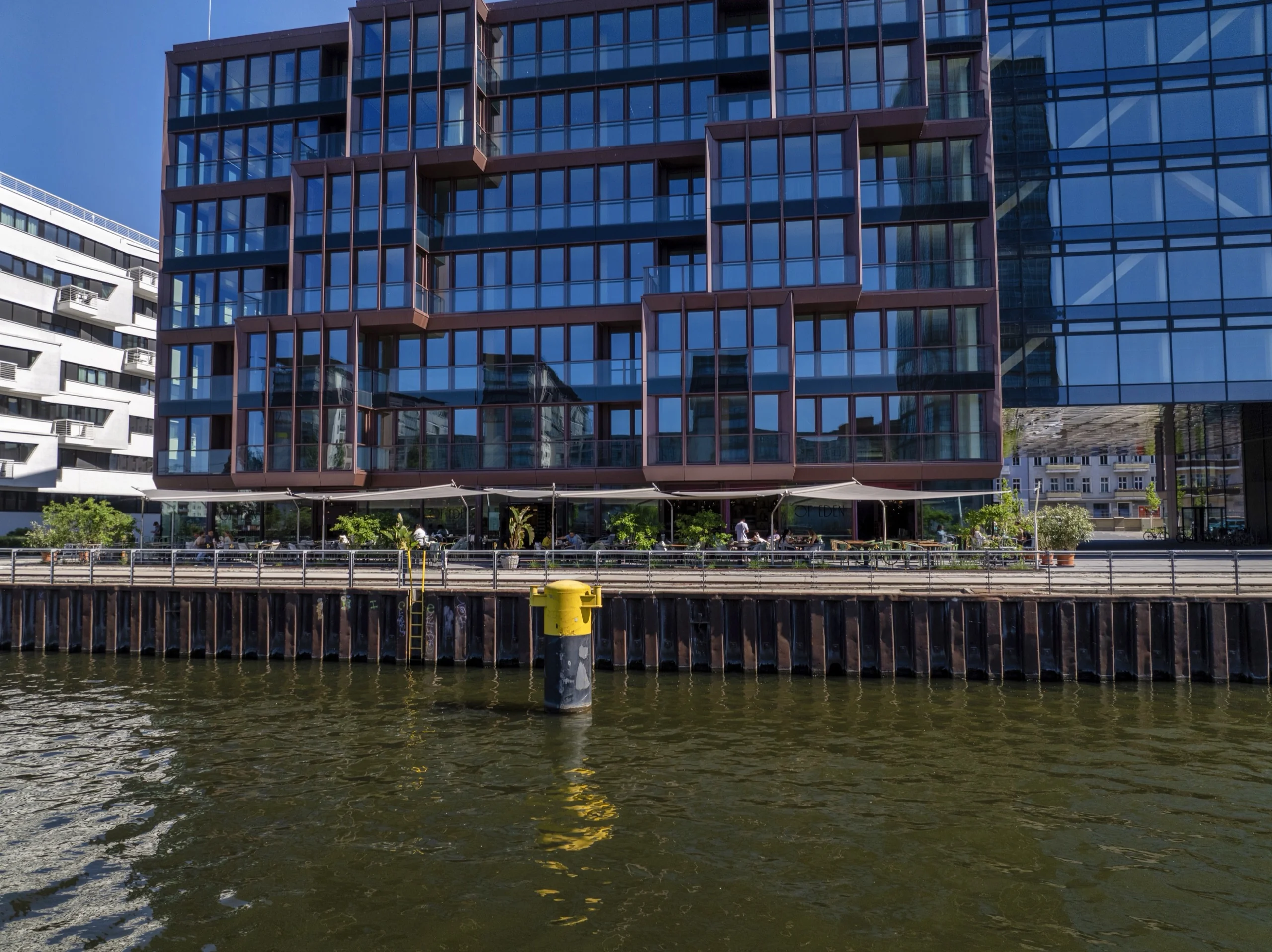 Of Eden von der Spree aus gesehen – die Sonnensegel fügen sich unauffällig in die Architektur ein