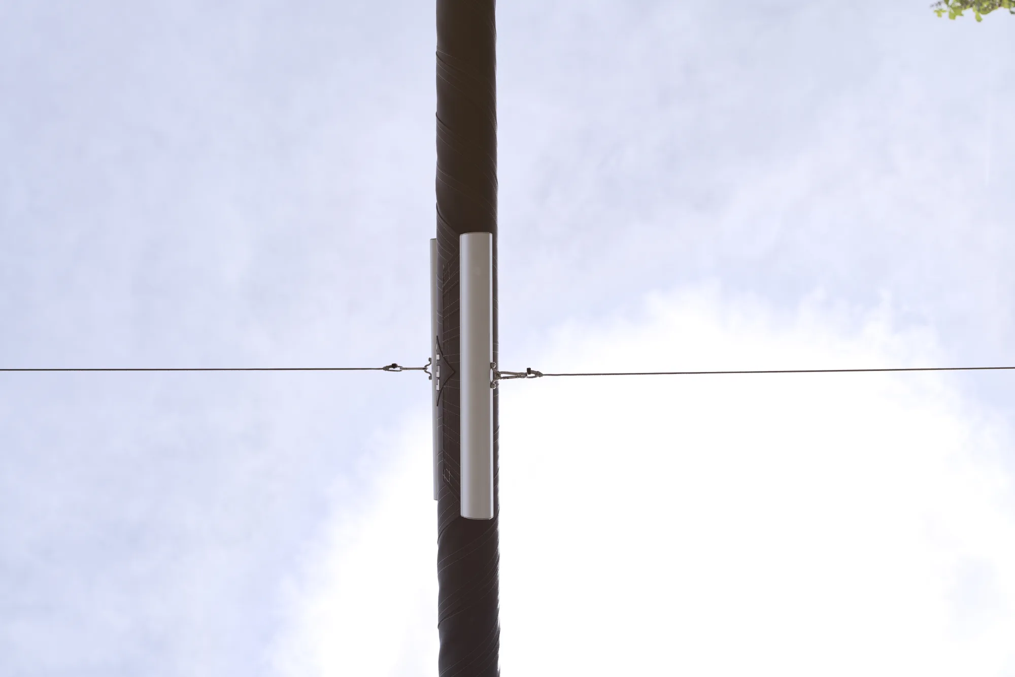 Wind- und Sonnensensor am Mast des LET-Sonnensegels vor dem Himmel in Illertissen