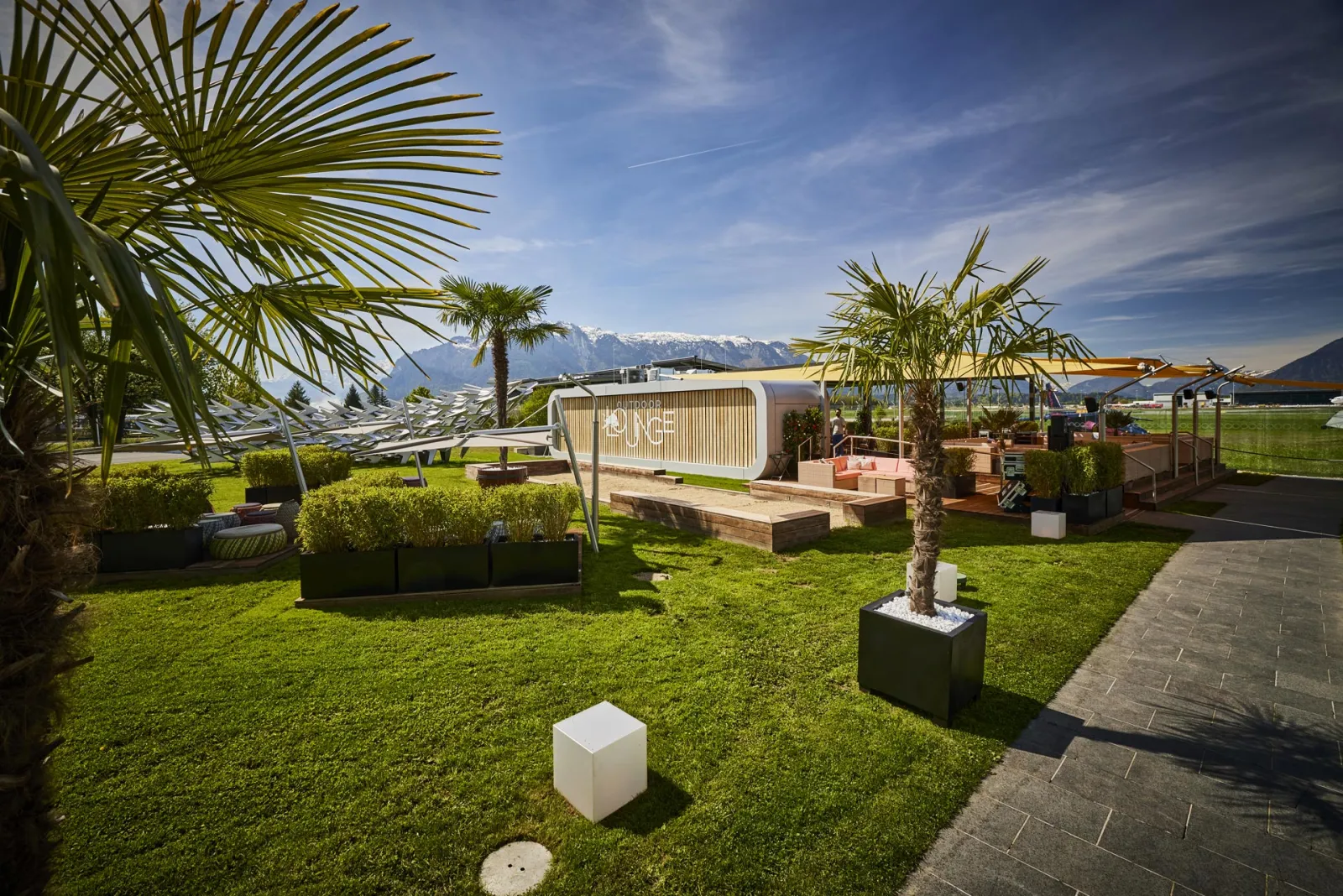 Sonnensegel für die Gastronomie von LET – Outdoor-Lounge im Hangar-7
