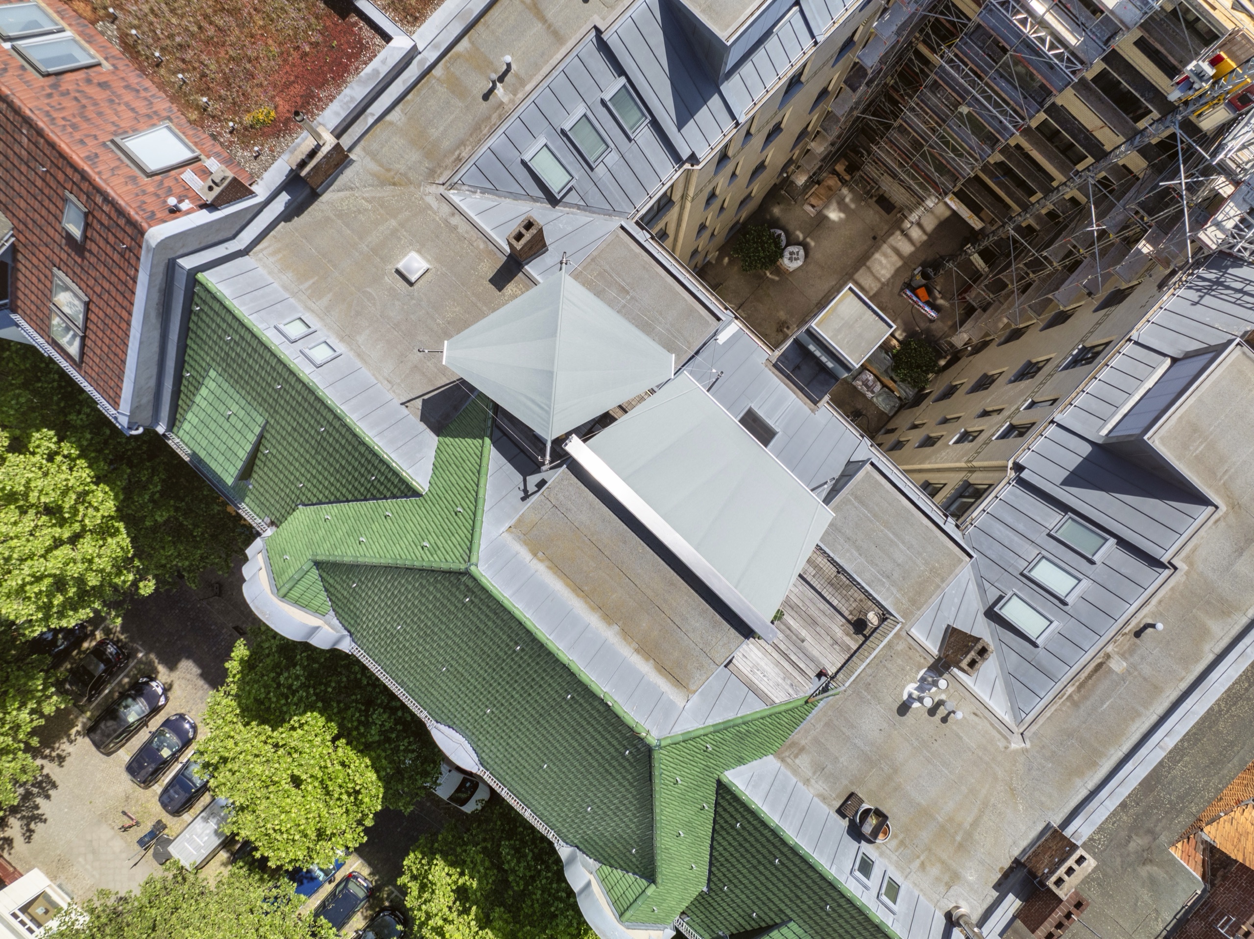 Luftaufnahme der Dachterrasse mit ausgefahrenen Sonnensegeln in Berlin