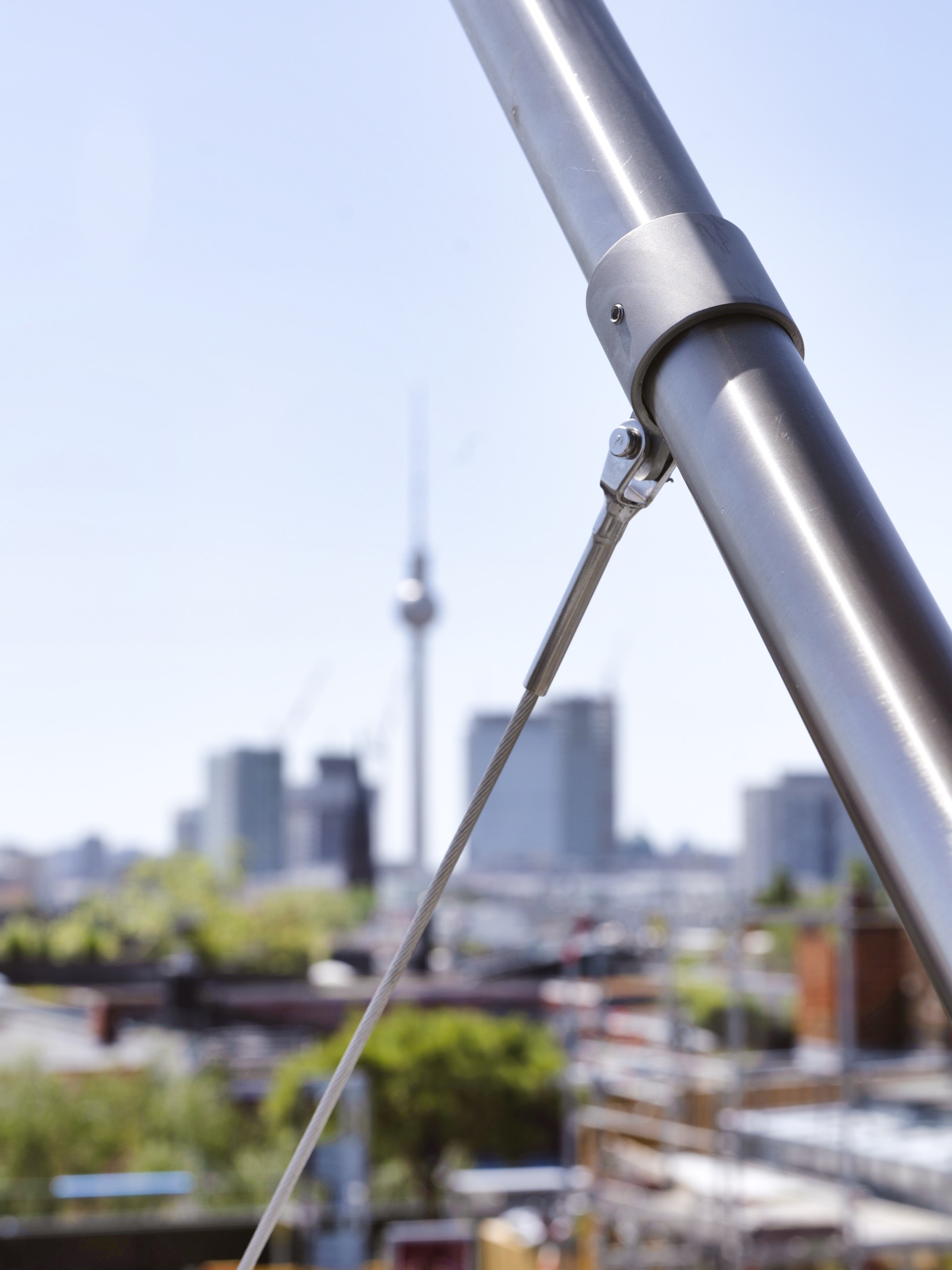 Schlanke Säule des Sonnensegels, kaum wahrnehmbar vor der Aussicht