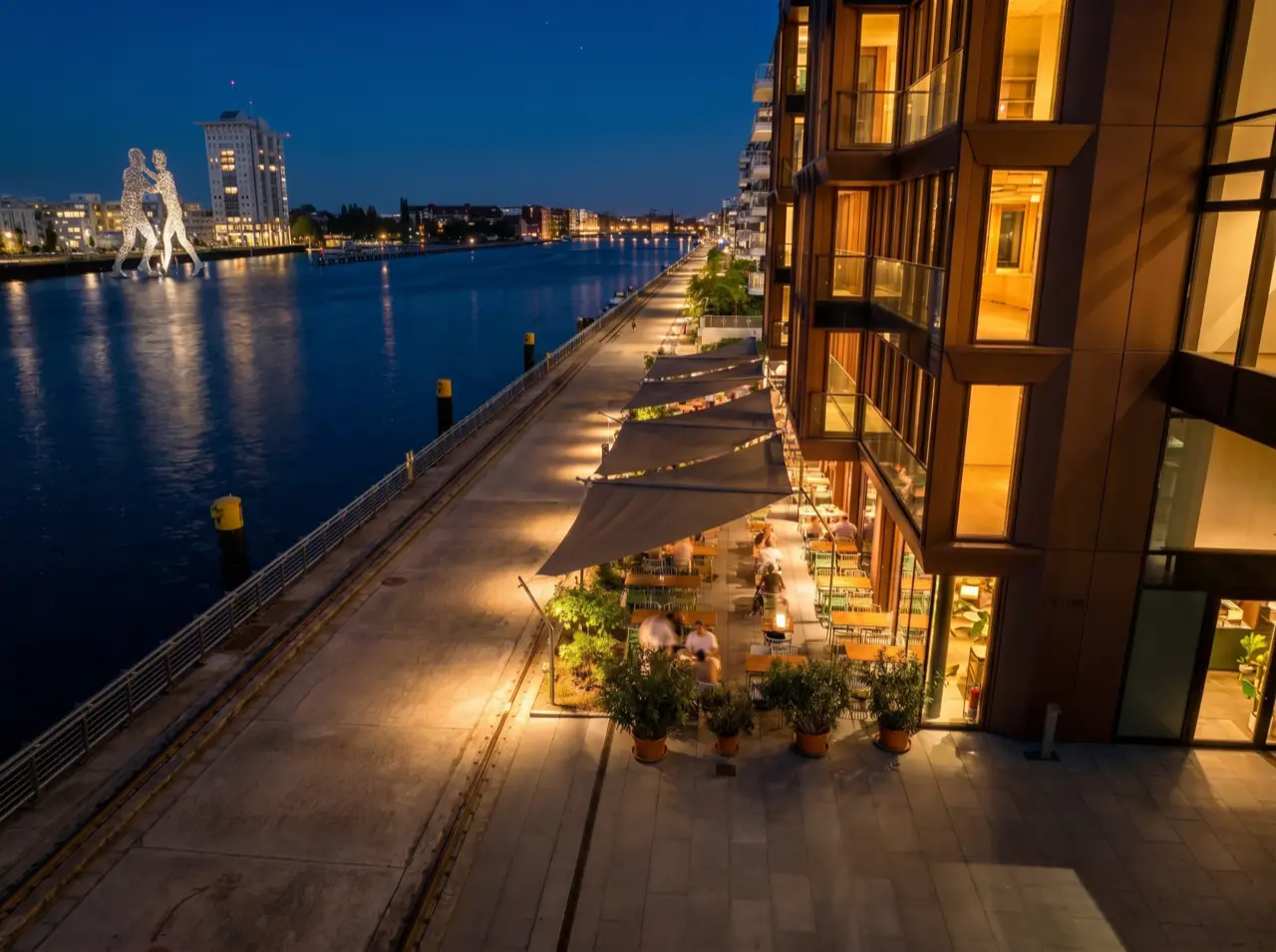 Doppel-Dreieck-Sonnensegel von LET an der Spree bei Nacht