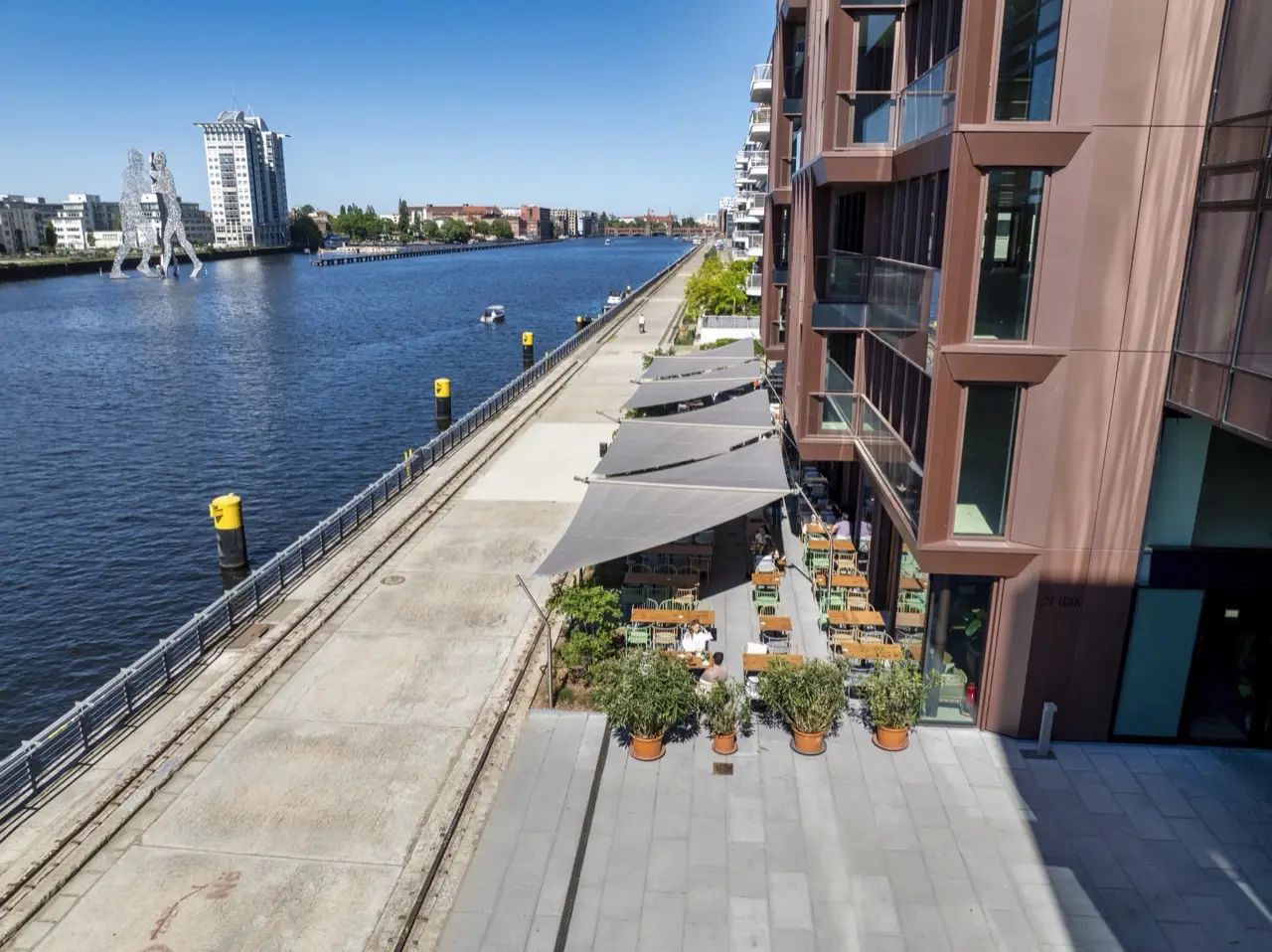Doppel-Dreieck-Sonnensegel von LET an der Spree bei Tag