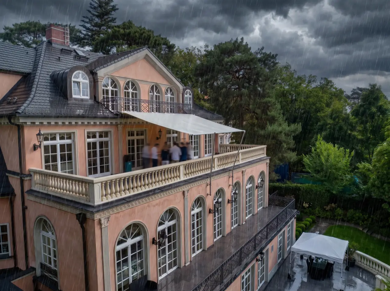 Sonnensegel von LET – trocken unterm Segel bei Regen und Sturm