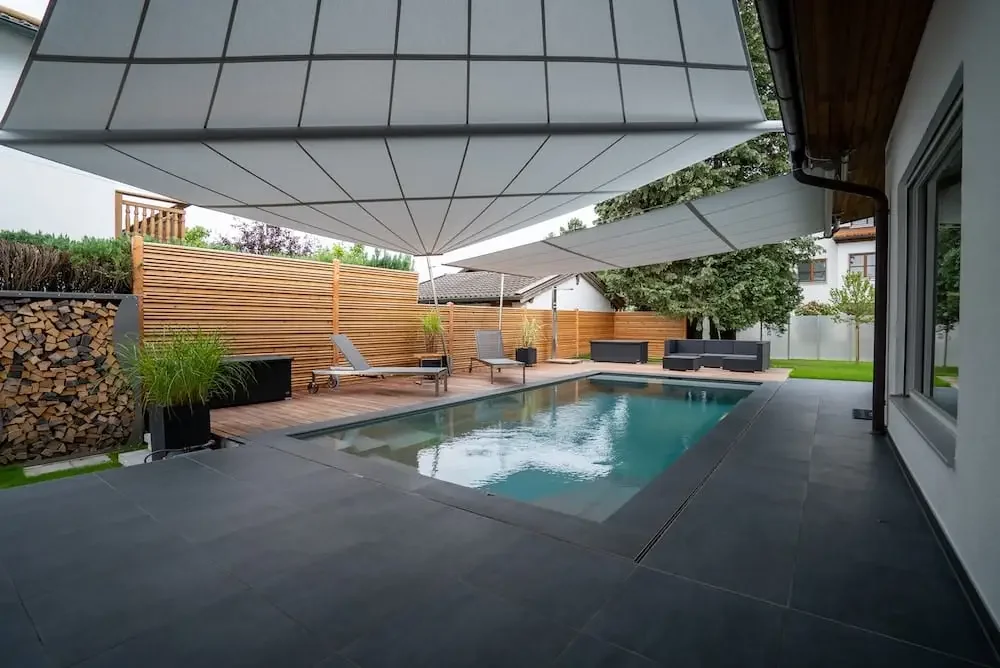 Maßgefertigtes elektrisches Sonnensegel auf der Terrasse – Smart-Home-Steuerung per App – von LET
