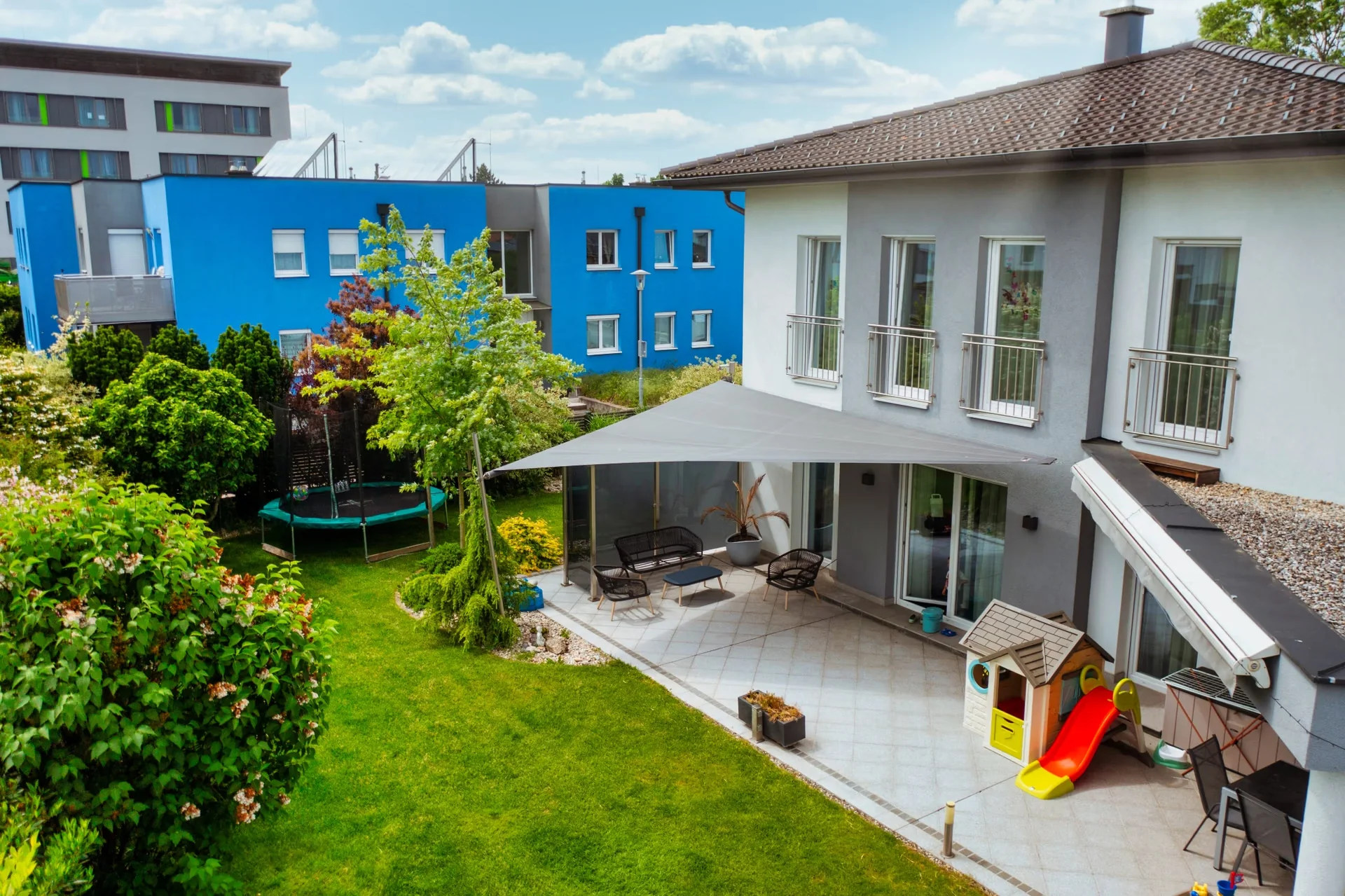 Sonnensegel aufrollbar elektrisch – Terrassenbeschattung Familienhaus LET