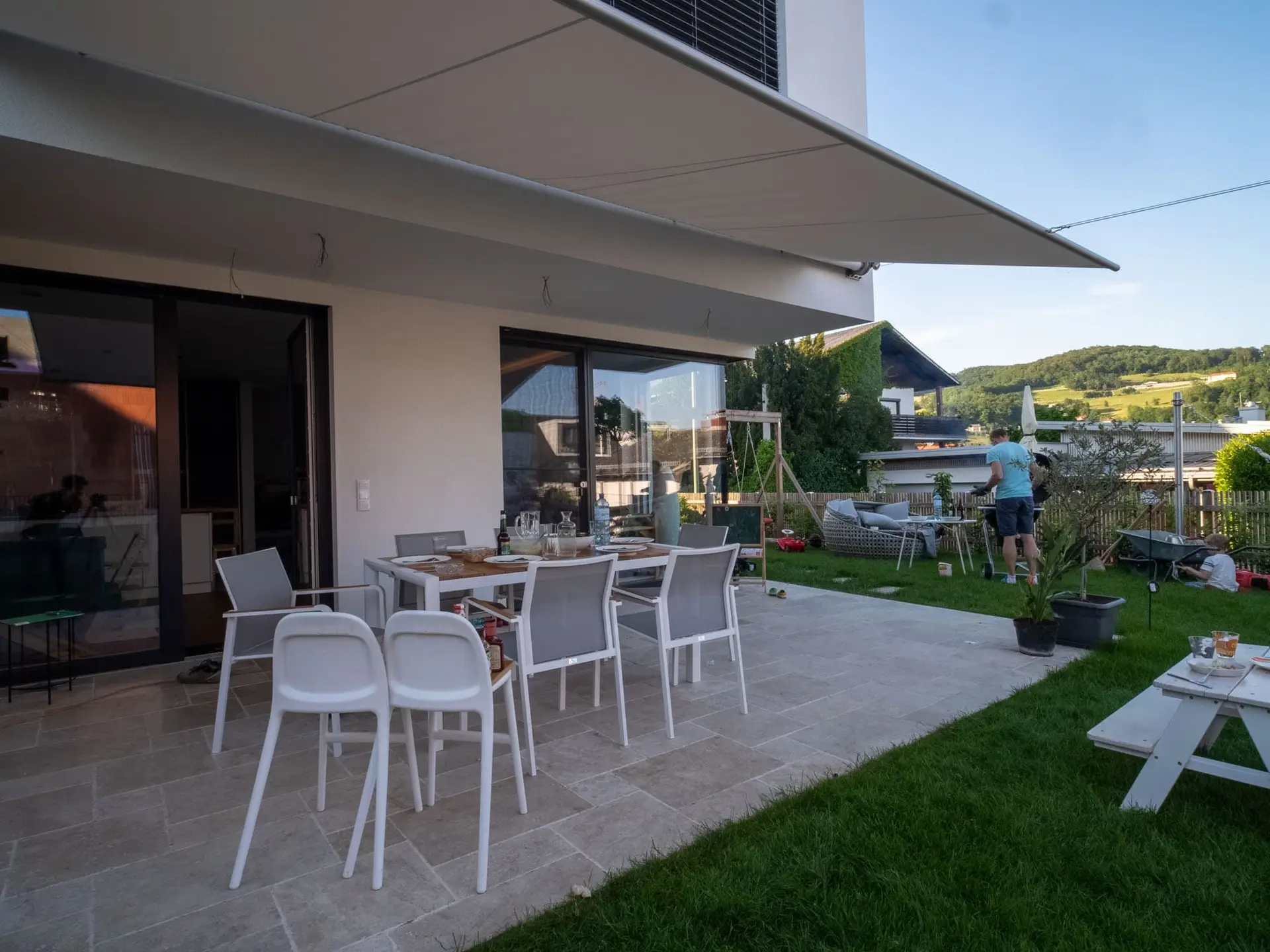 Terrassenüberdachung nach Maß mit Edelstahldach und Sonnensegel Linz – von LET