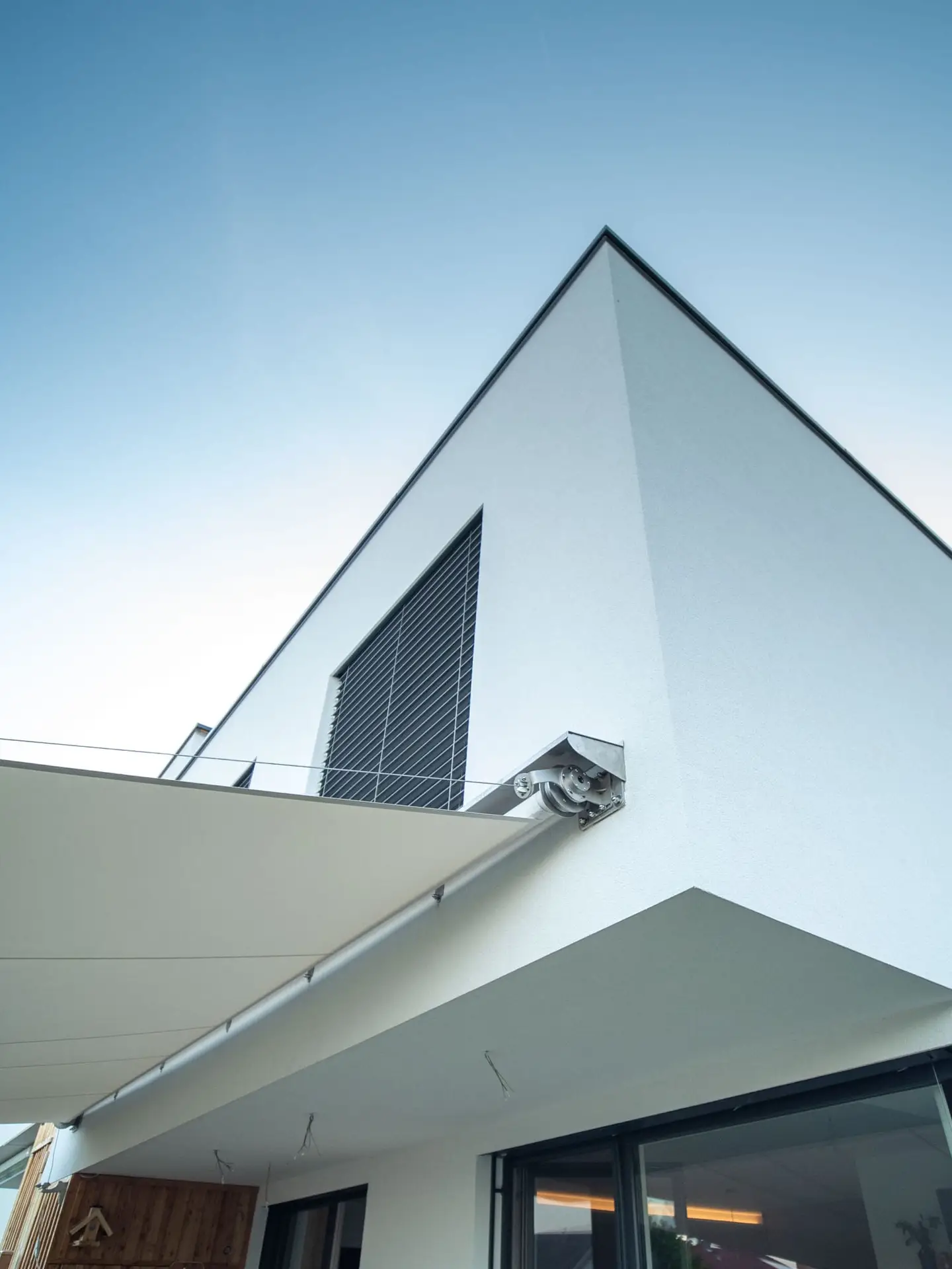 Terrassenüberdachung Sonnensegel von LET am Doppelhaus in Linz