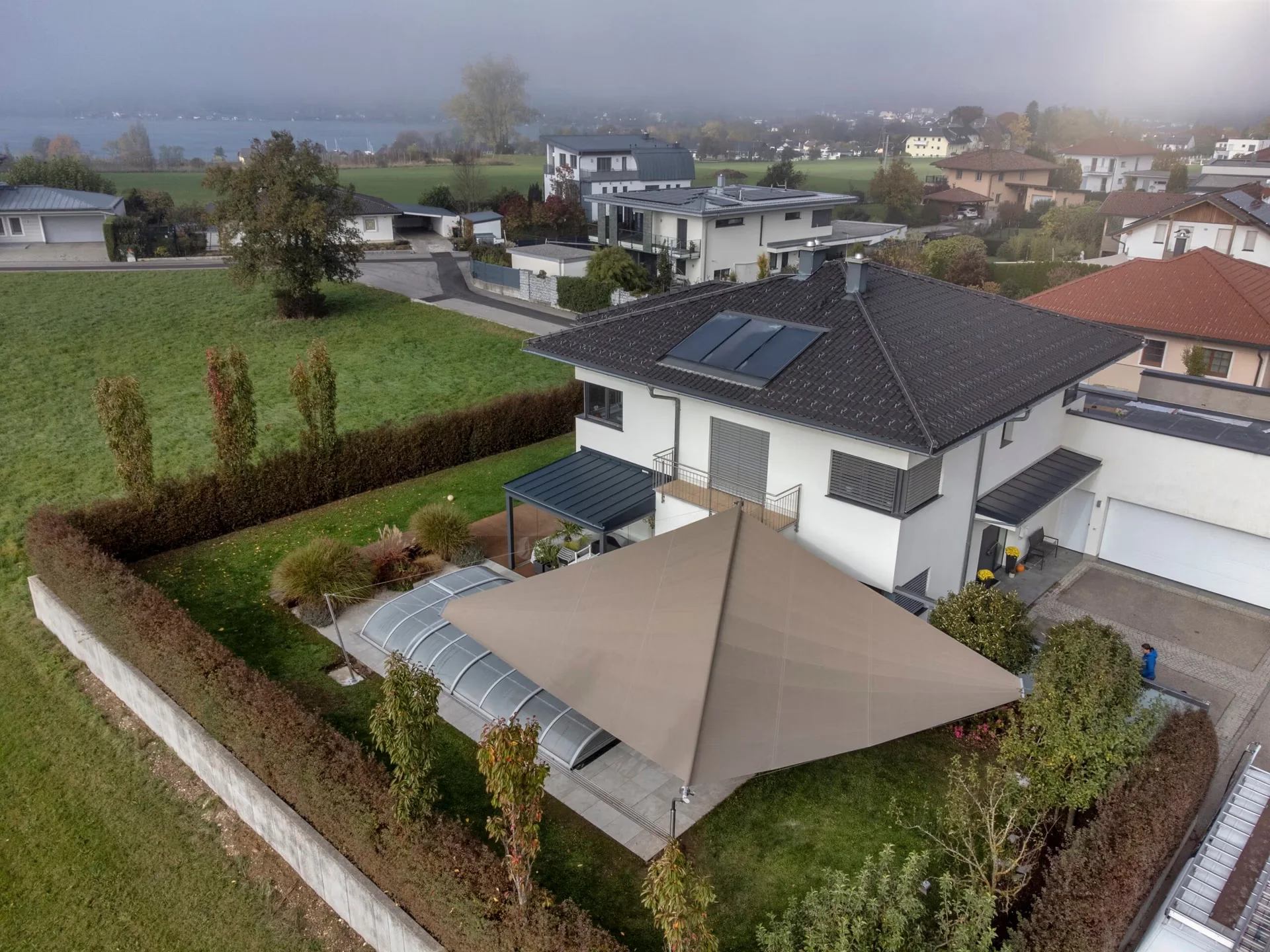 Sonnensegel über Pool von oben – pool mit Sonnensegel Attersee von LET