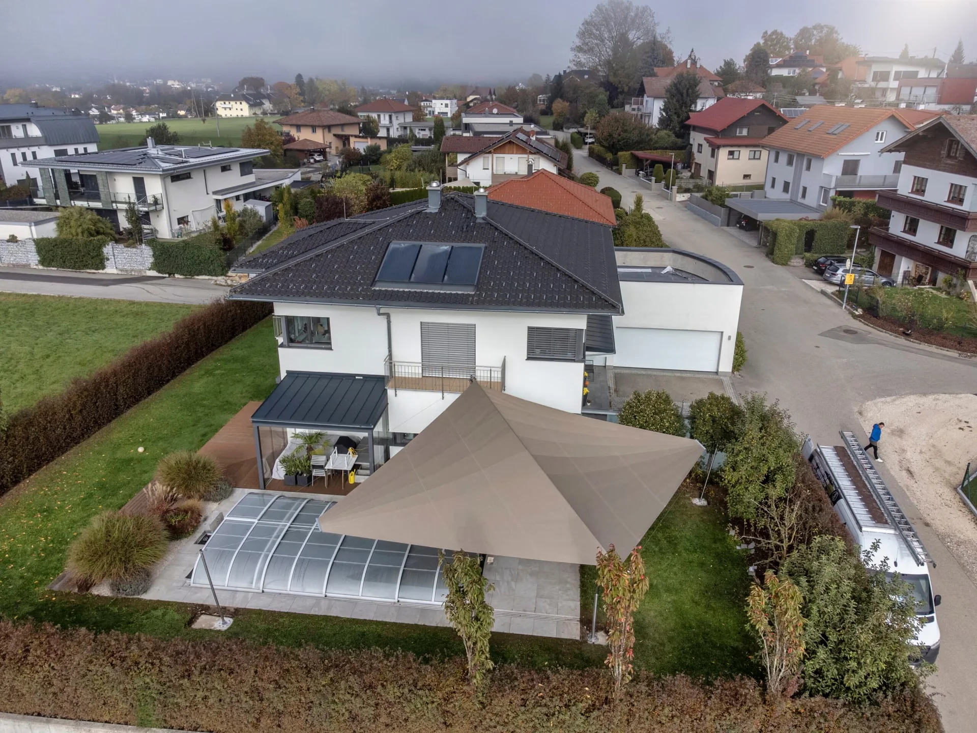 Aufrollbares Sonnensegel über Terrasse und Pool am Attersee