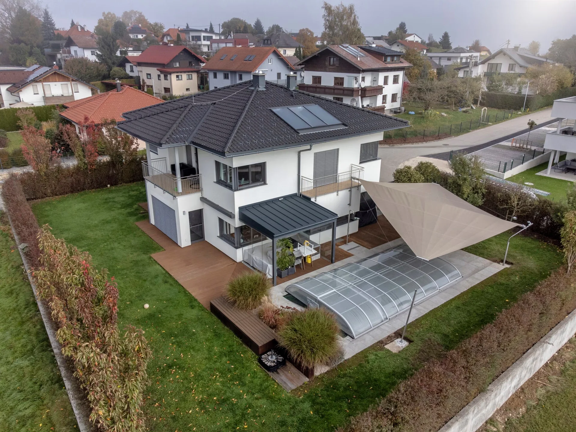 Drohnenaufnahme des Sonnensegels über dem Poolbereich