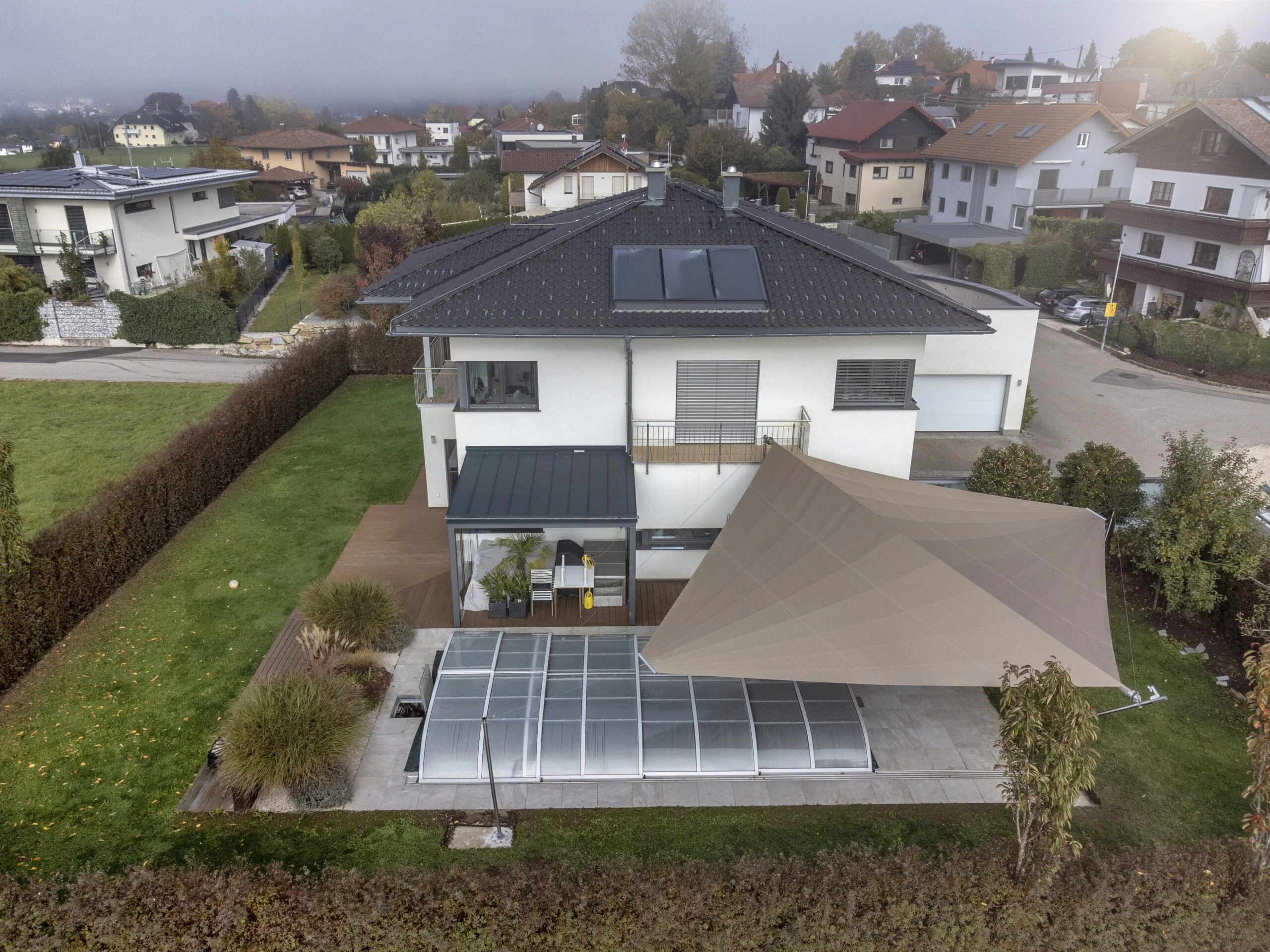 Nahaufnahme Sonnensegel Befestigung Pool Attersee – Maßanfertigung von LET