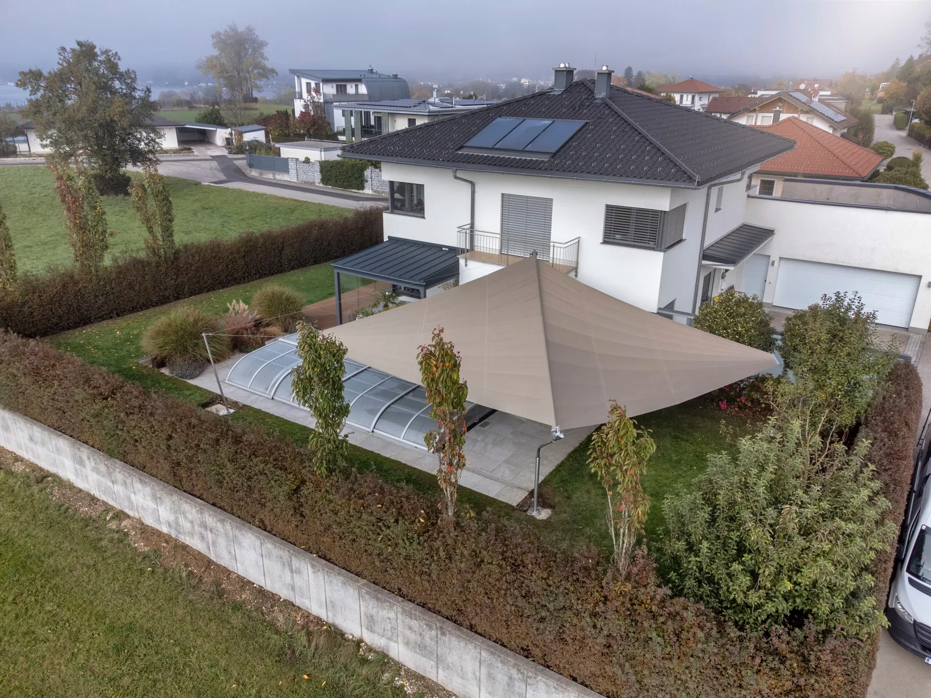 Sonnensegel, Terrasse und Pool in der Gesamtansicht