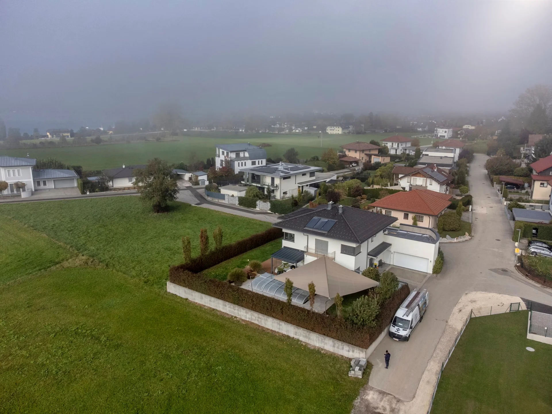 Elegantes Sonnensegel über Außenbereich am Attersee – aufrollbar von LET