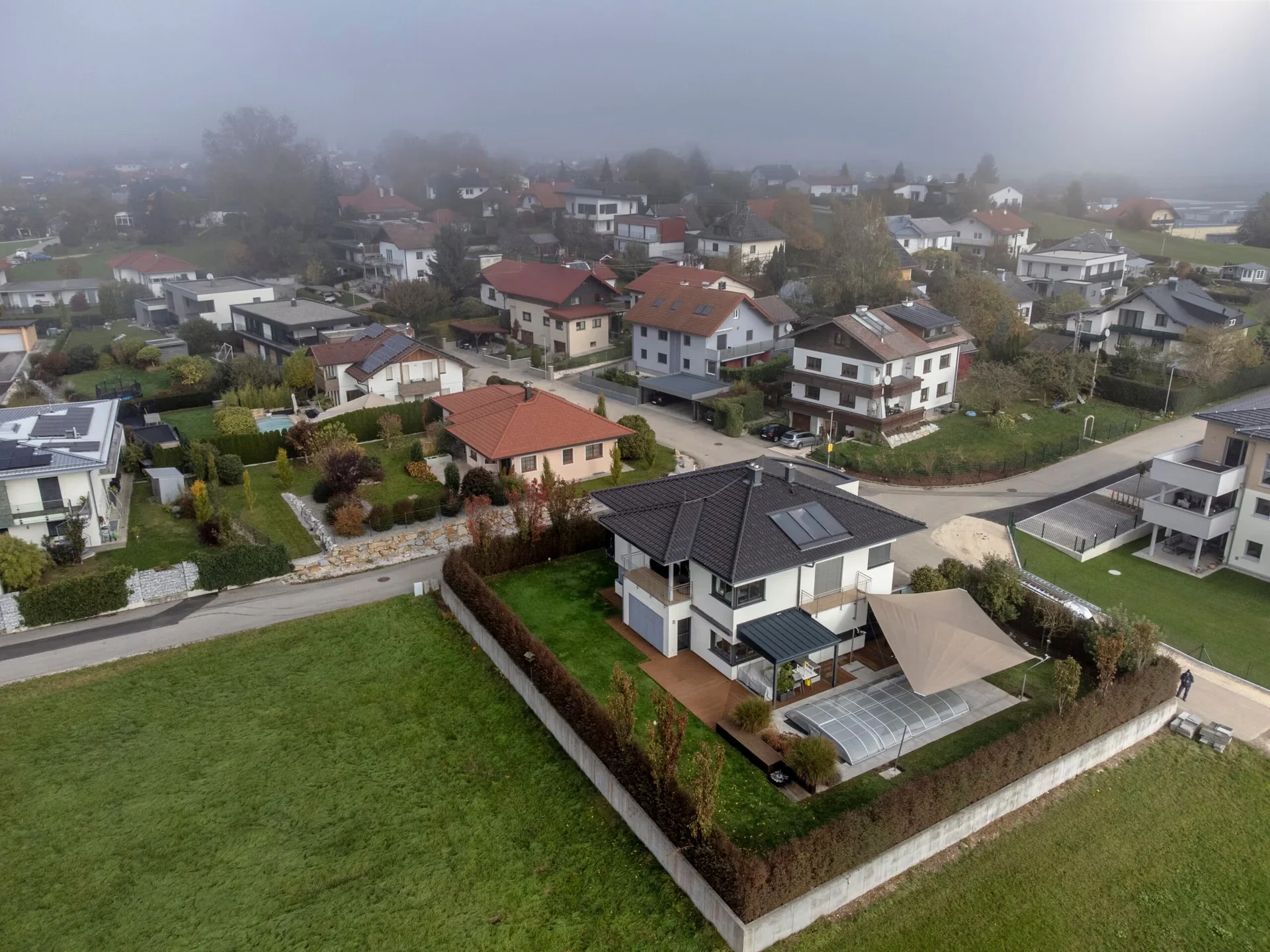 Sonnensegel-Poolbeschattung am Einfamilienhaus am Attersee