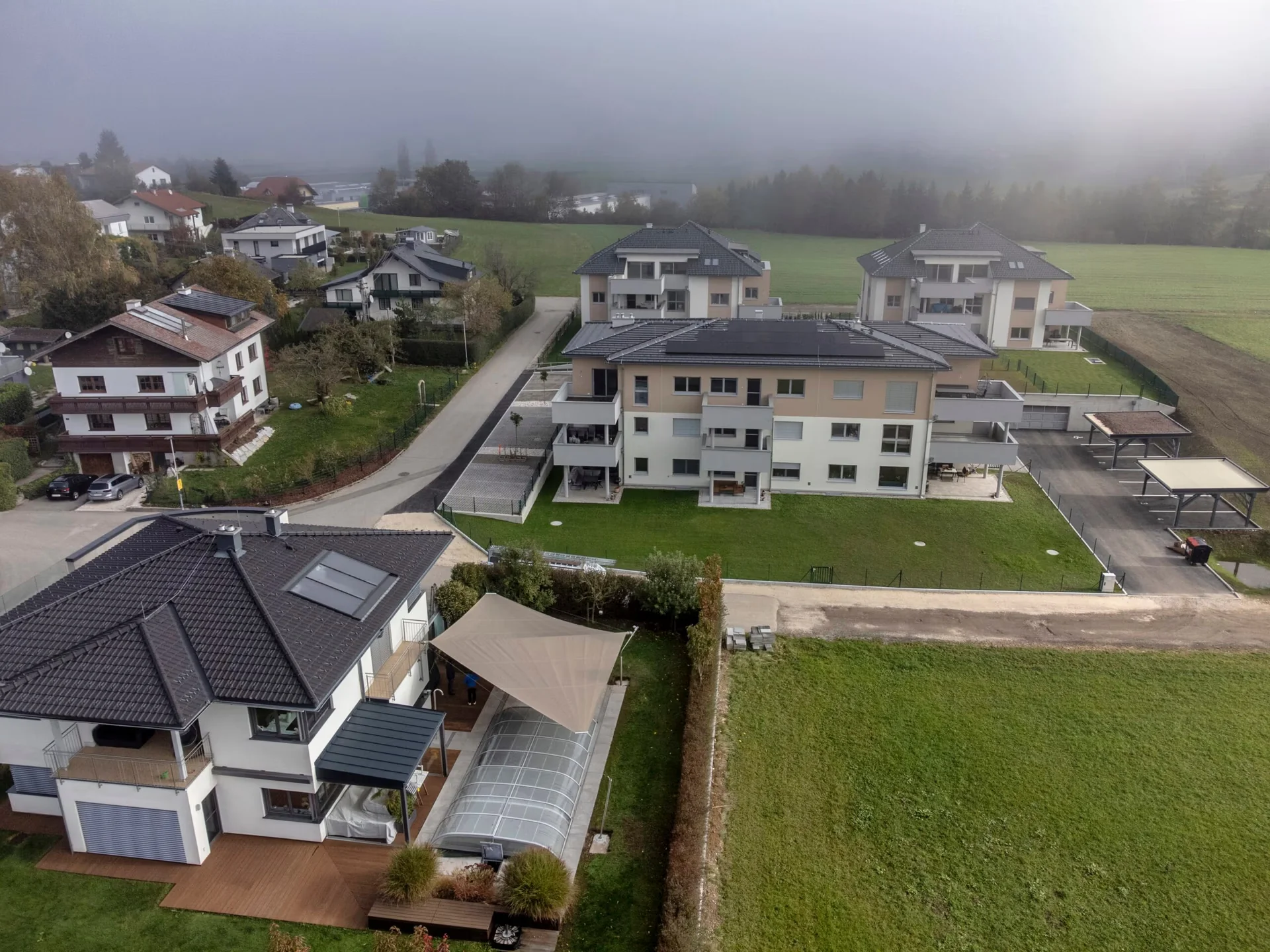 Automatisches Sonnensegel über Pool und Glasfassade – Attersee von LET
