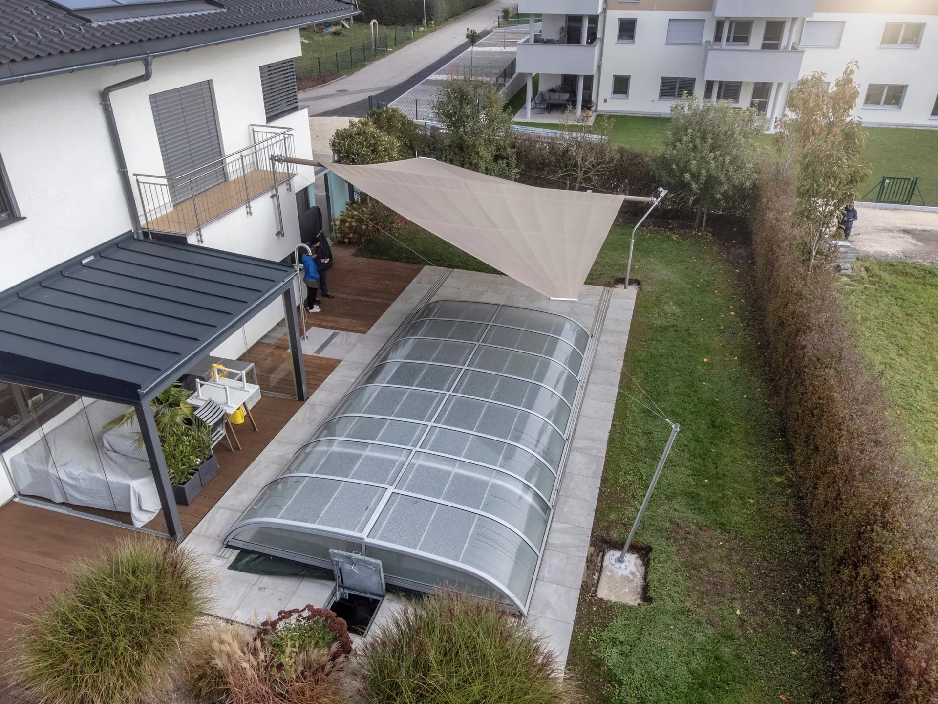 Weitwinkelaufnahme von Sonnensegel und Garten am Attersee