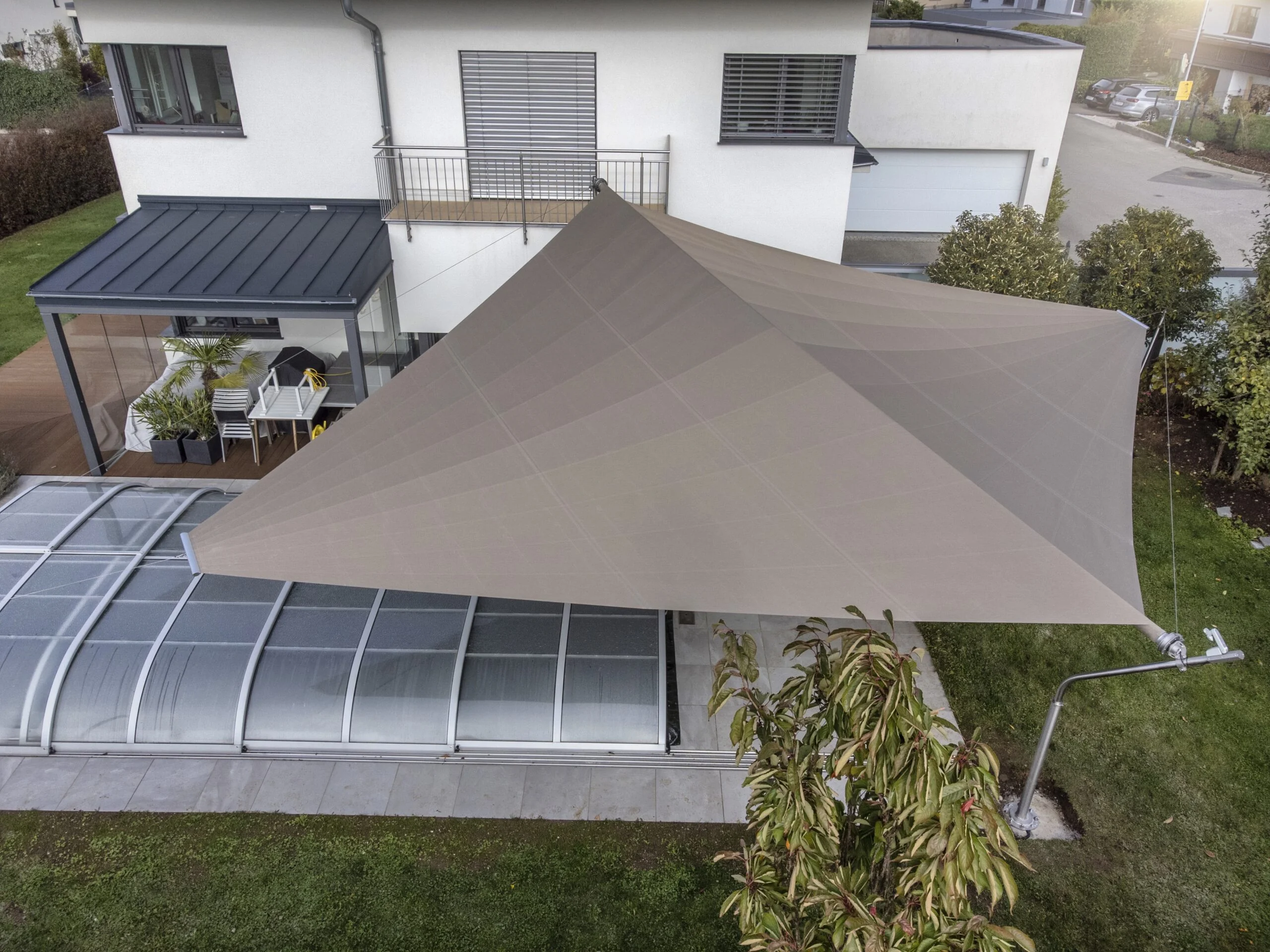 Luftbild des Sonnensegel-Poolbereichs am Attersee
