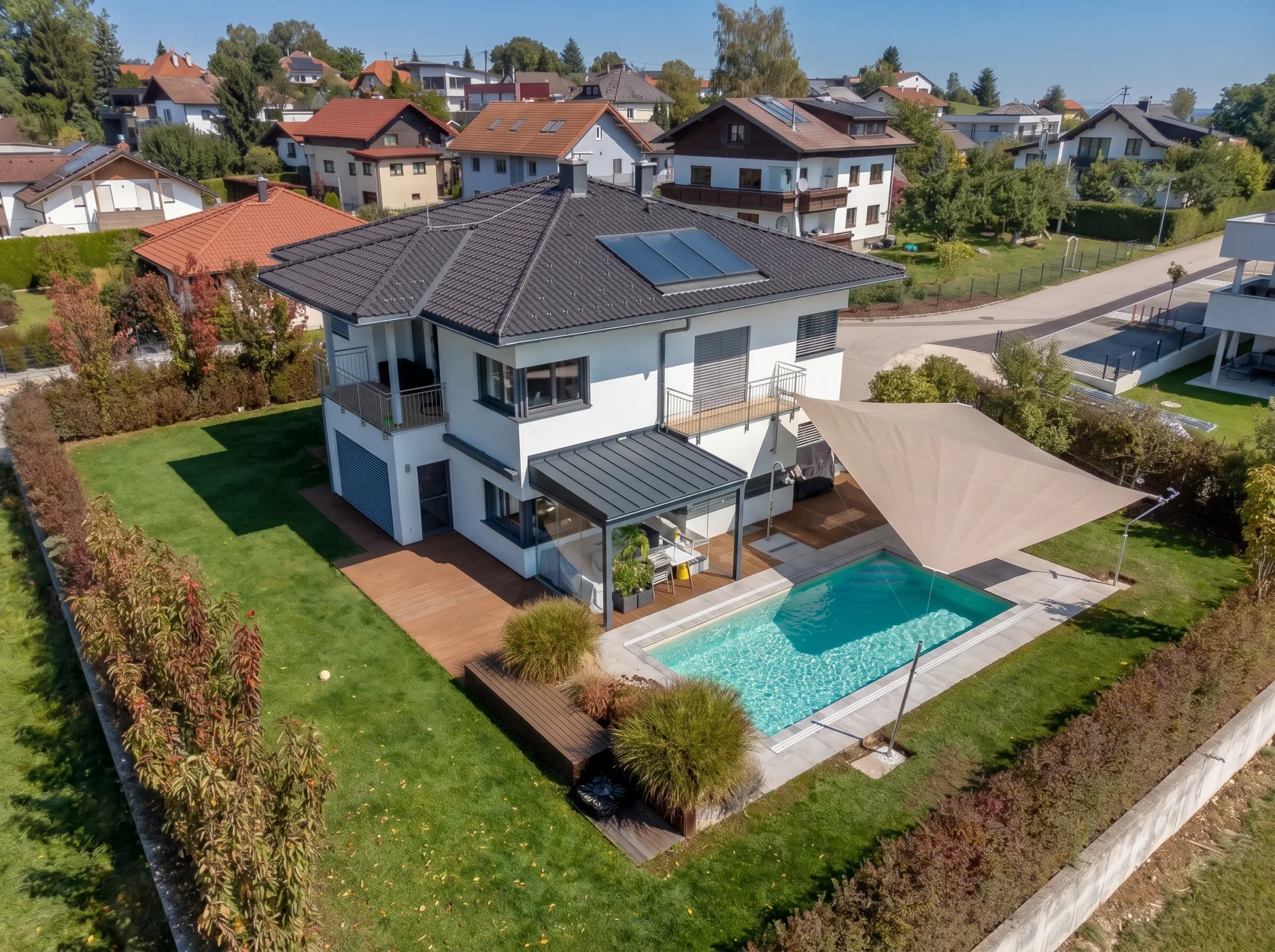 Sonnensegel über dem offenen Pool am Attersee an einem sonnigen Tag, Luftaufnahme