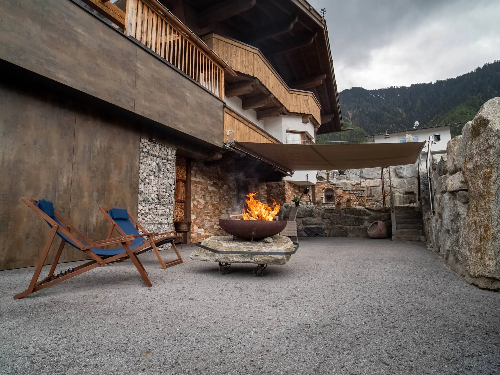 Sonnensegel Trapez nach Maß Ötztal – Allwetter-Schutz an der Sauna von LET
