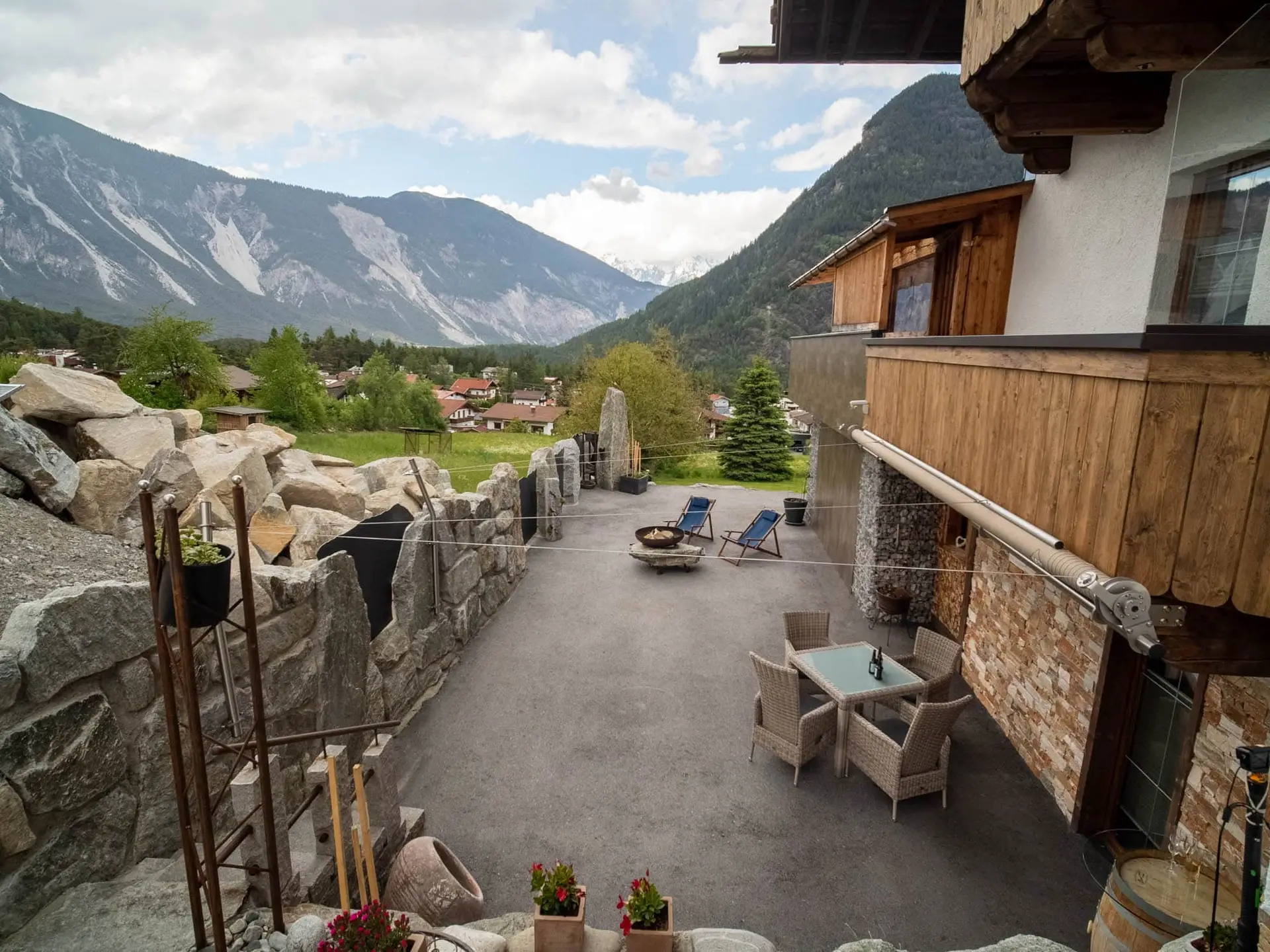 Sonnensegel Trapez nach Maß – an Granitsteinmauer befestigt, Tirol von LET