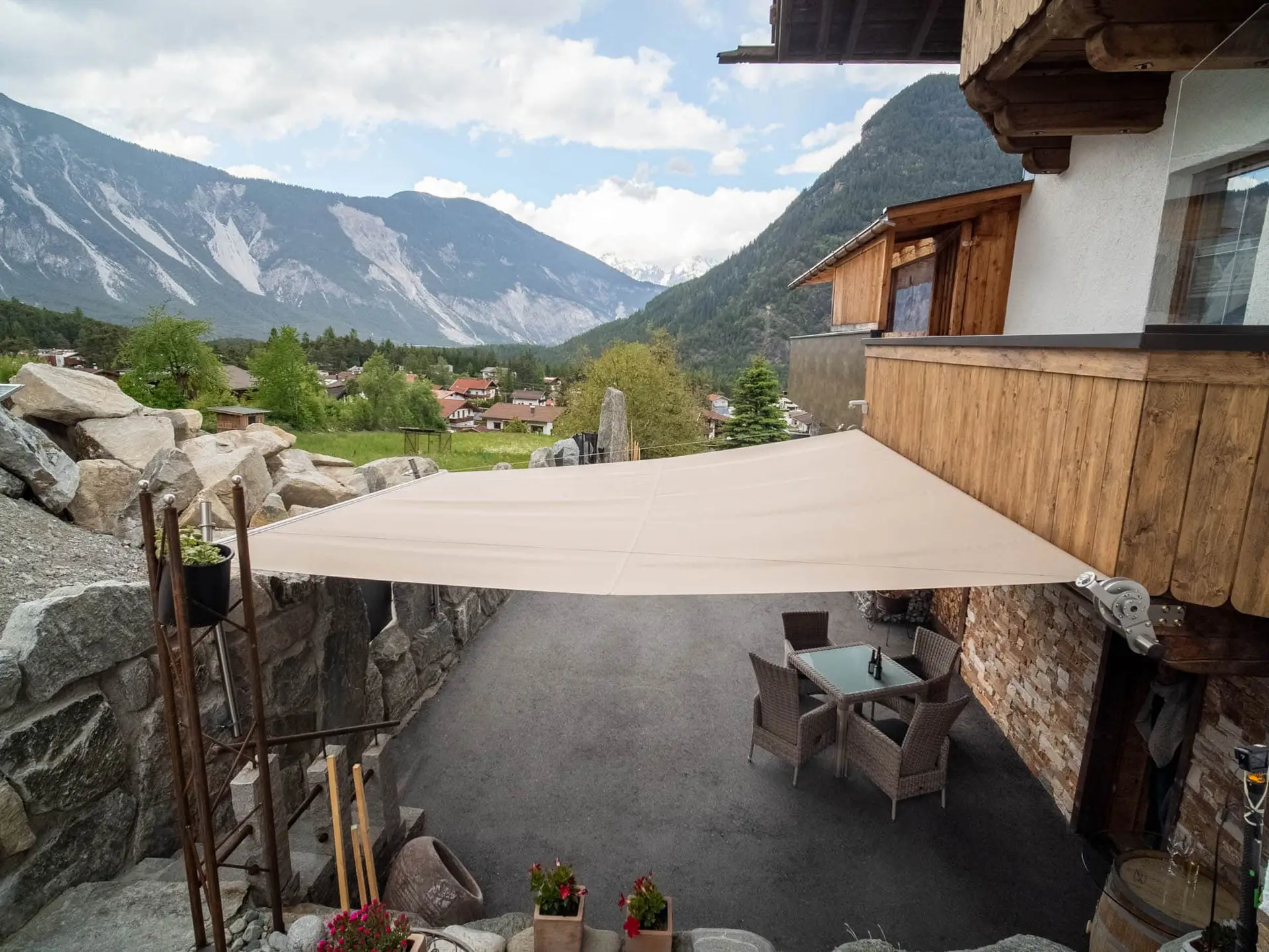 Trapez Sonnensegel Ötztal – Edelstahlkonstruktion in Granit verankert LET