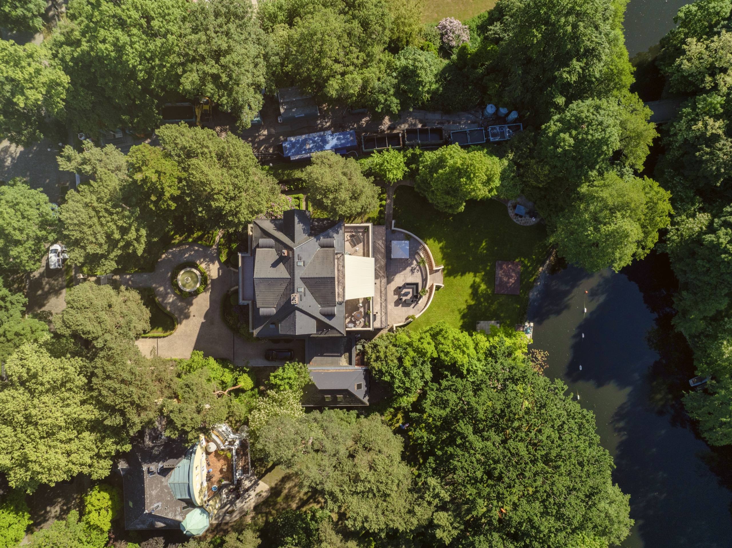 Villa eingebettet in Wald am See bei Berlin, Luftaufnahme
