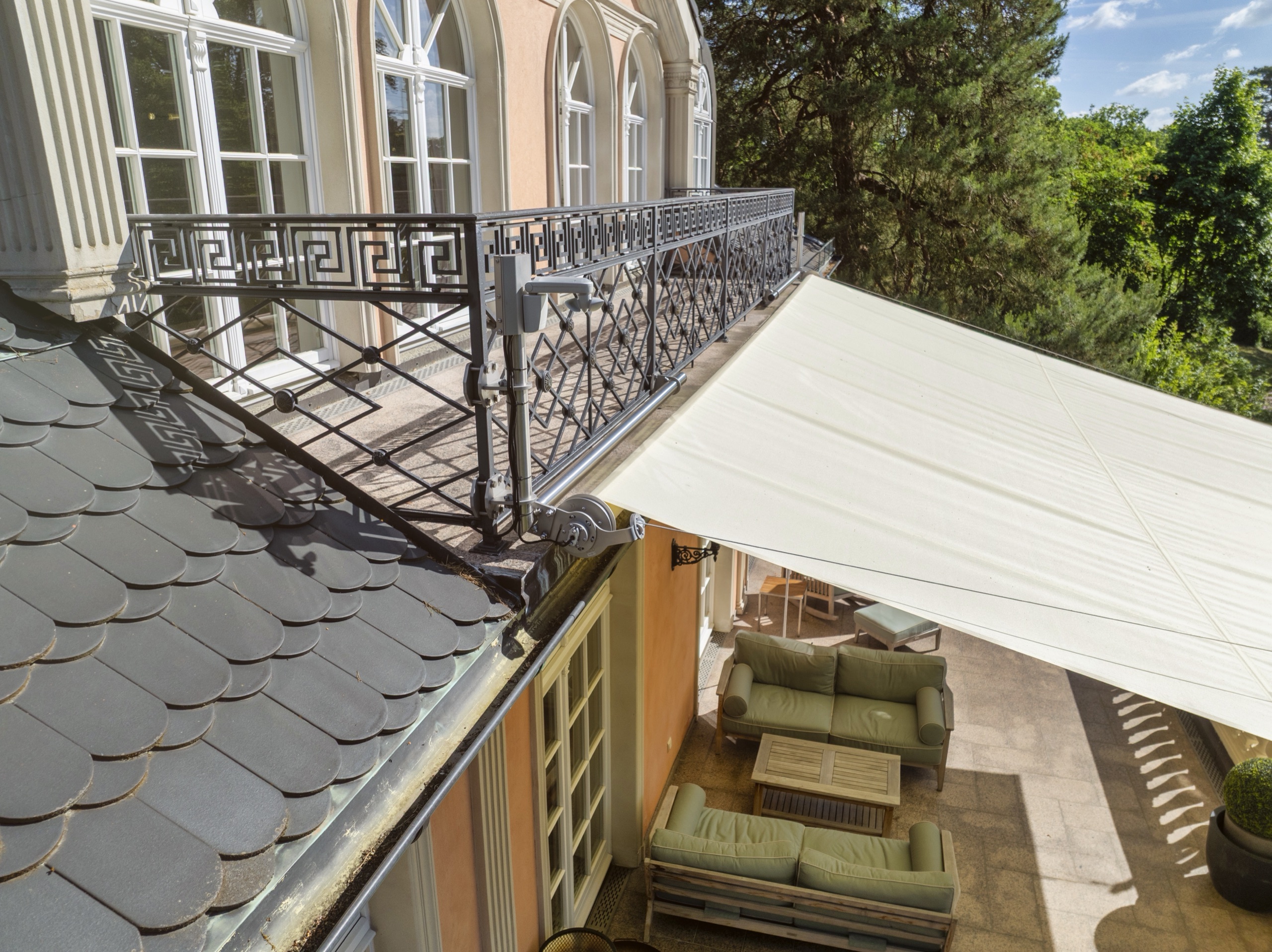 Trapez-Sonnensegel elegant an der Villa angeklemmt ohne Bohren, mit Lounge