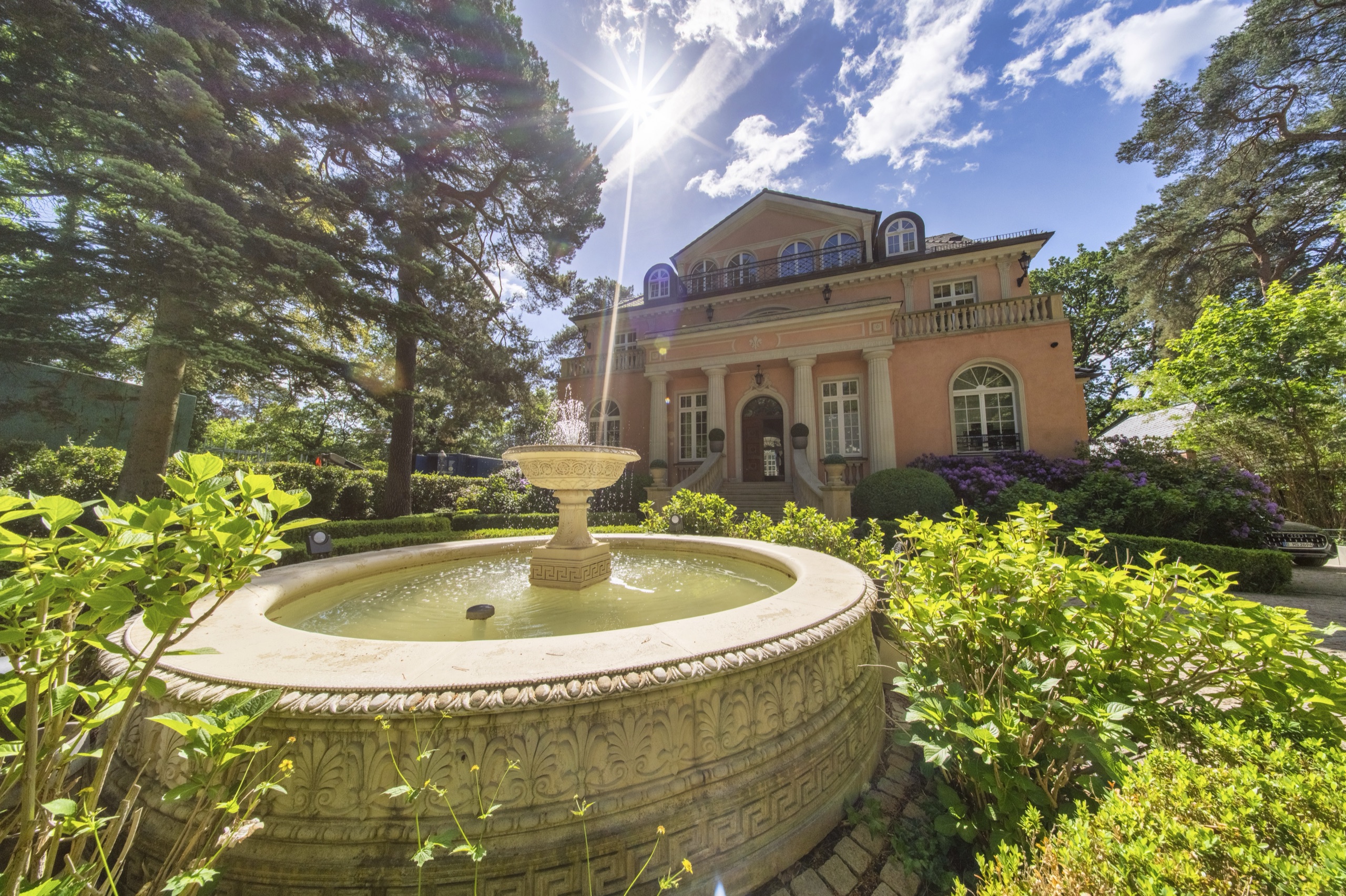 Herrschaftliche Villa mit Springbrunnen im Vorgarten