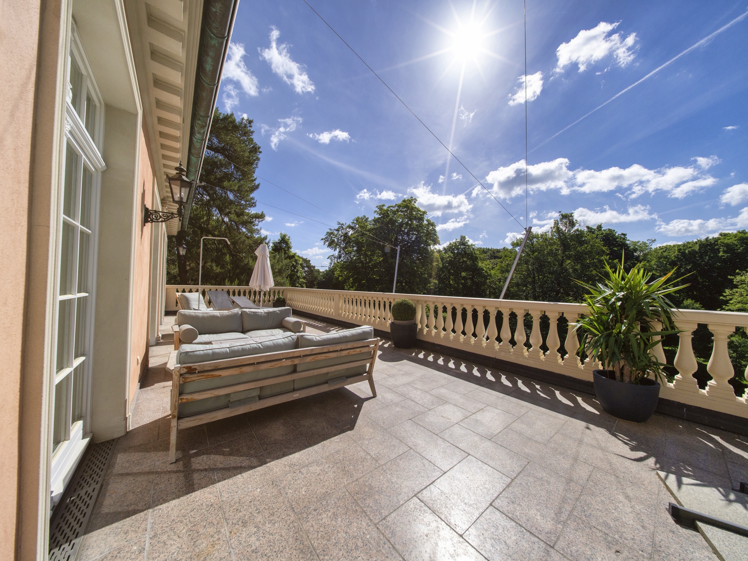 Sonnige Aussichtsterrasse der Villa mit Lounge und Balustrade