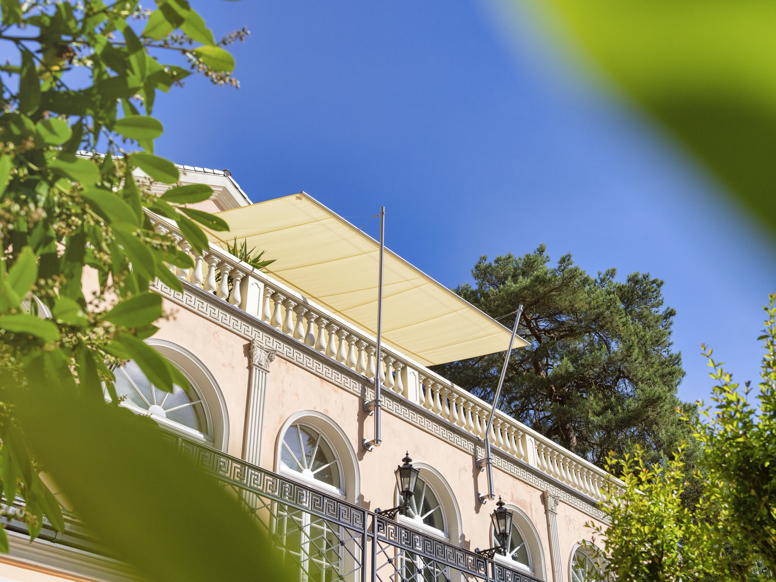 Sonnensegel über der Villa, montiert vom Berliner Montageteam
