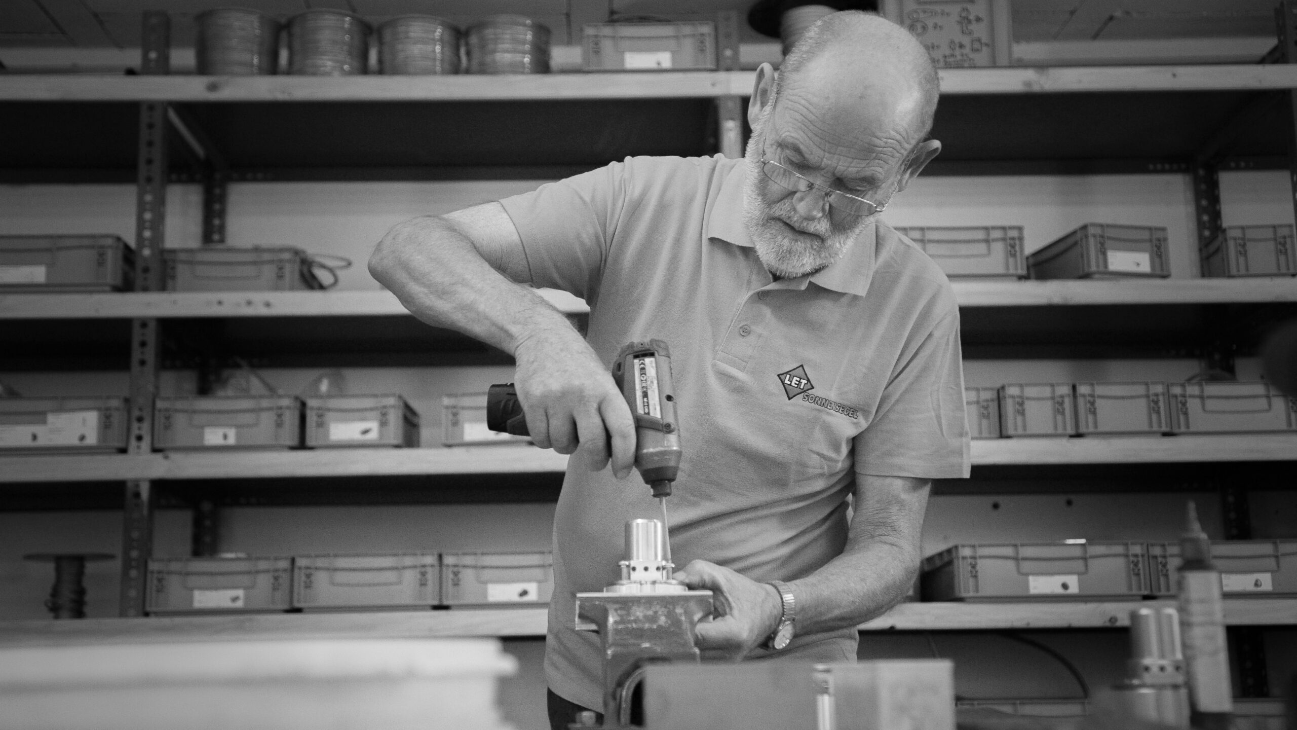 Handwerker von LET Sonnensegel bei der Montage der patentierten Mechanik in der Werkstatt